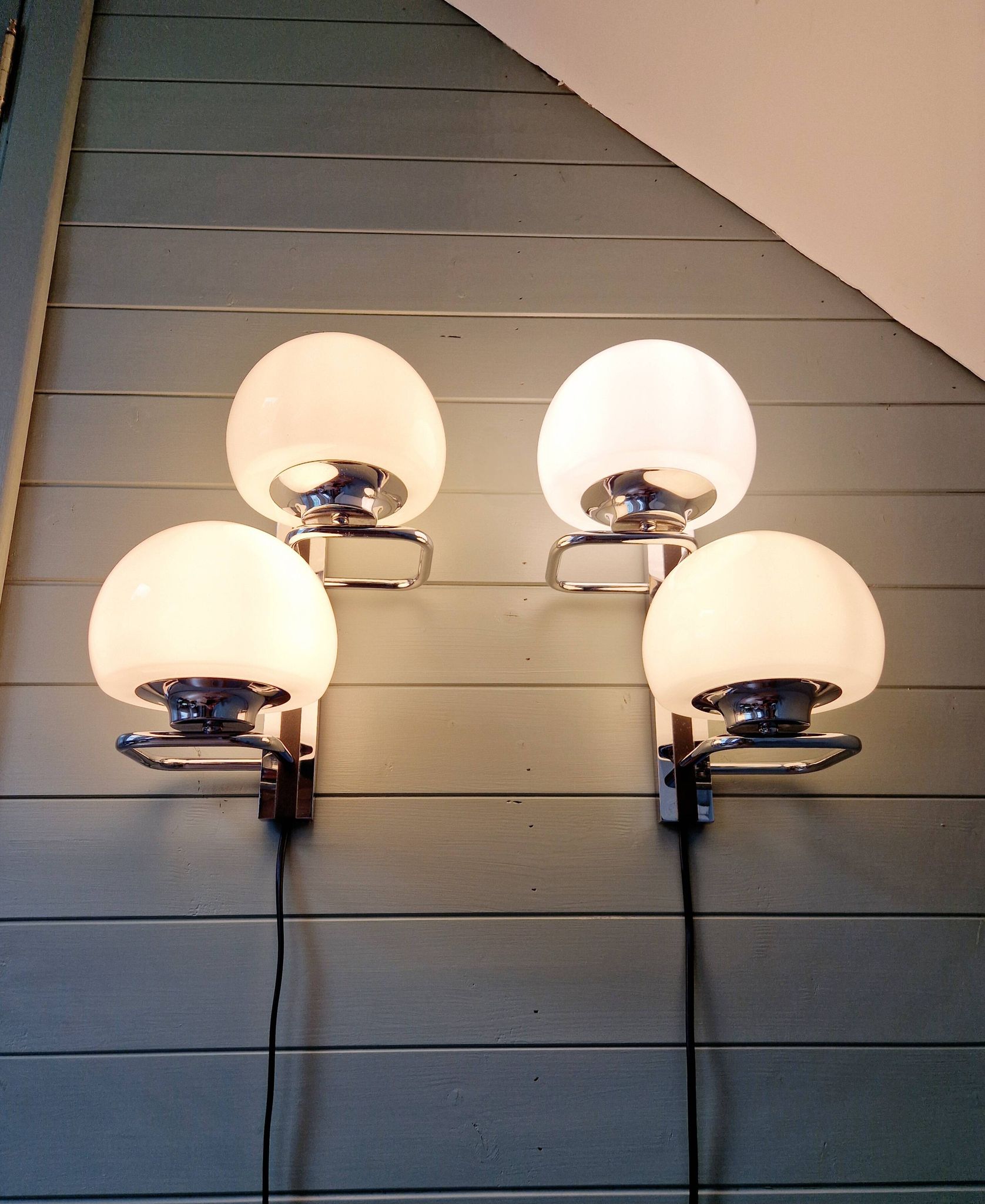 Pair of wall lights, G. Sciolari, in chrome metal and white opaline, 1970s