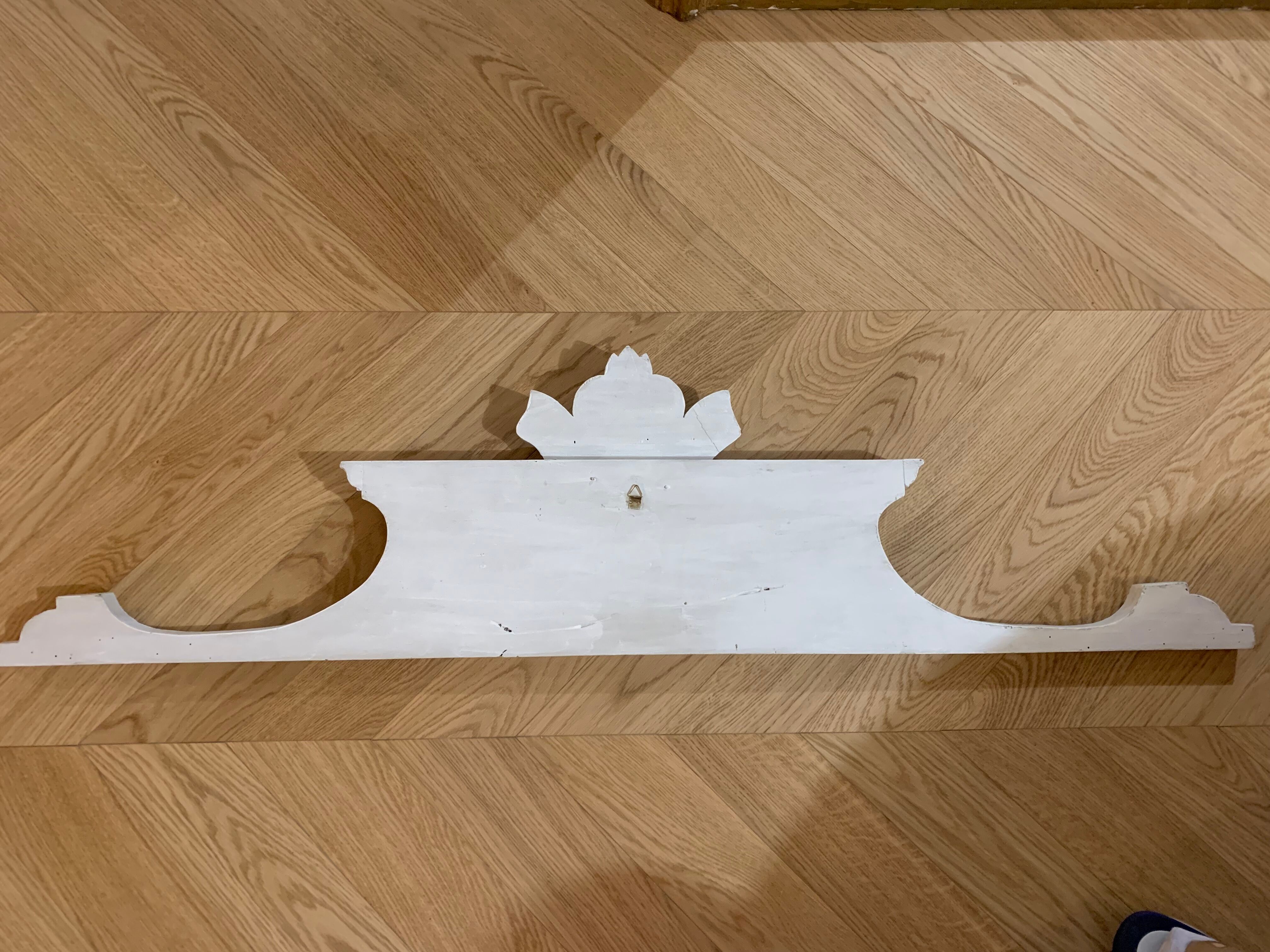 Old carved white patinated pediment - 115cm