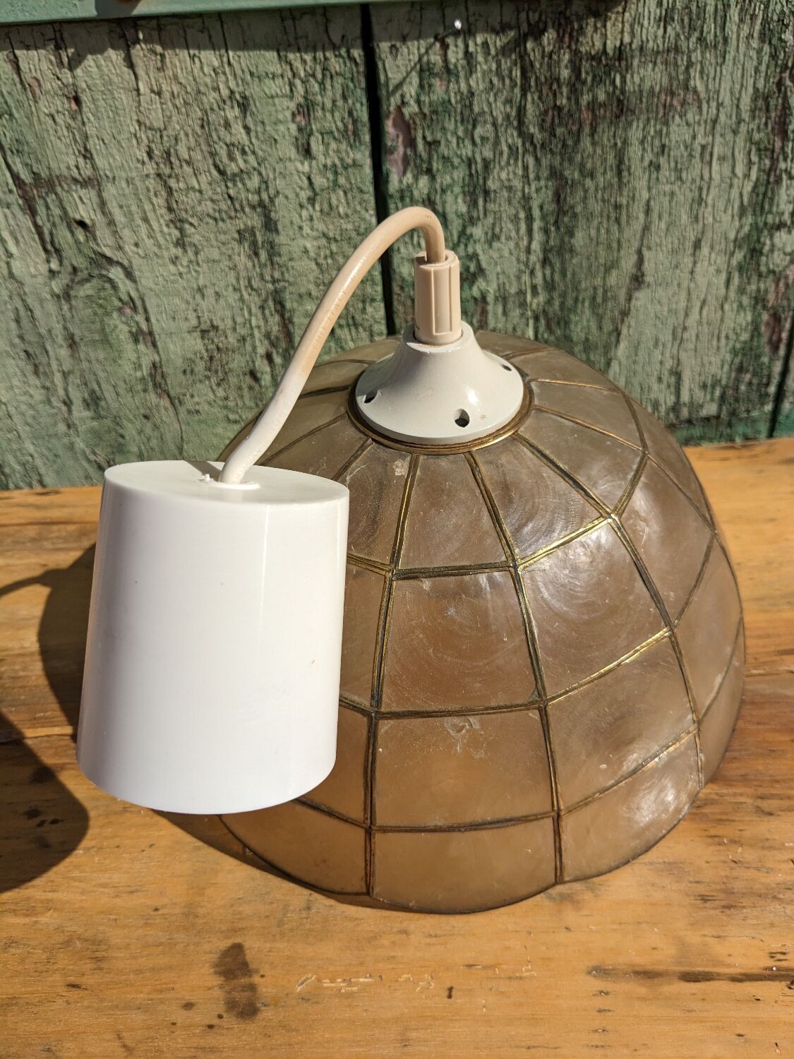 Mother-of-pearl and brass suspension