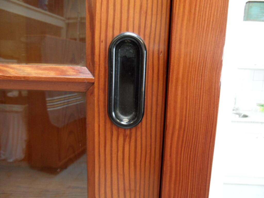 Vitrine de cuisine vintage avec portes coulissantes