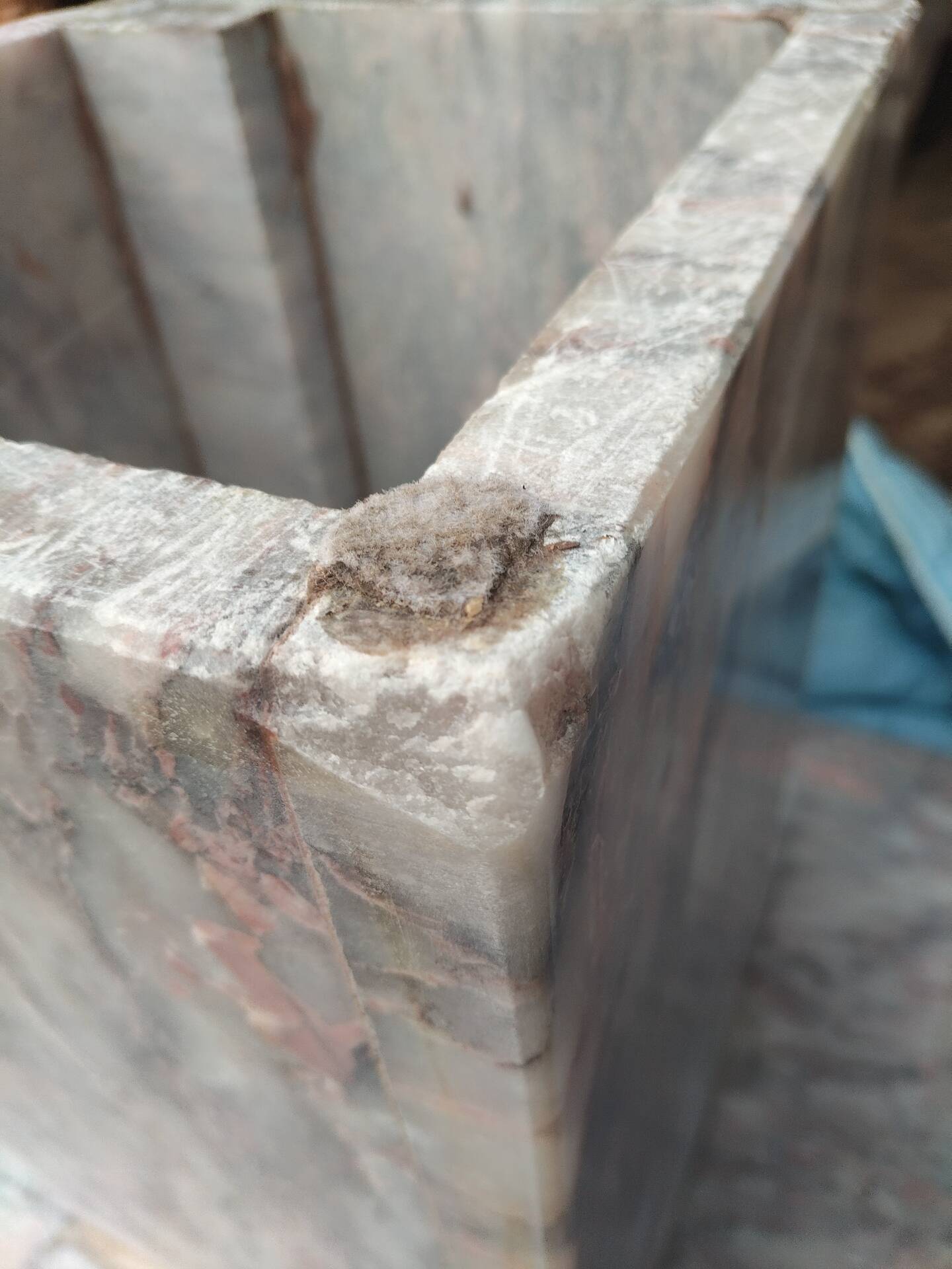 Sculptural coffee table in grey and pink marble – Vintage 1970s/1980s