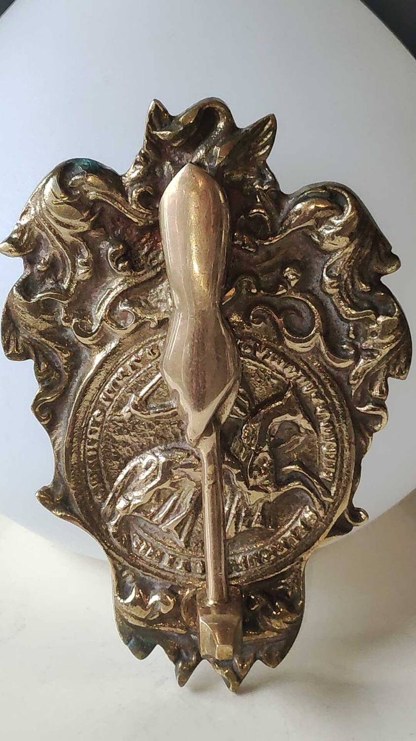 French masonic door knocker/knocker of the templars, in cast bronze. knight medallion, hand with hammer