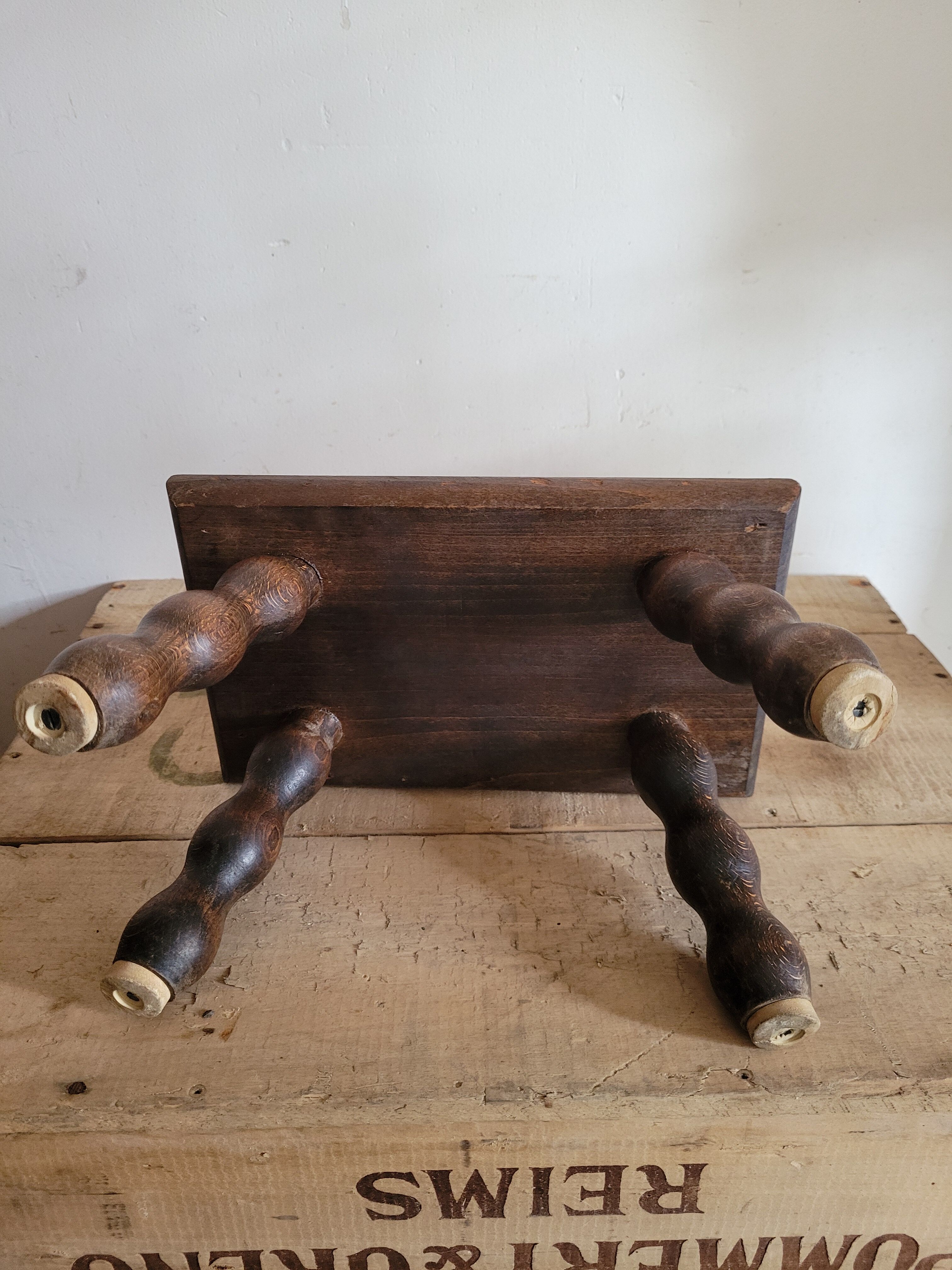 Tabouret avec pieds en bois tourné