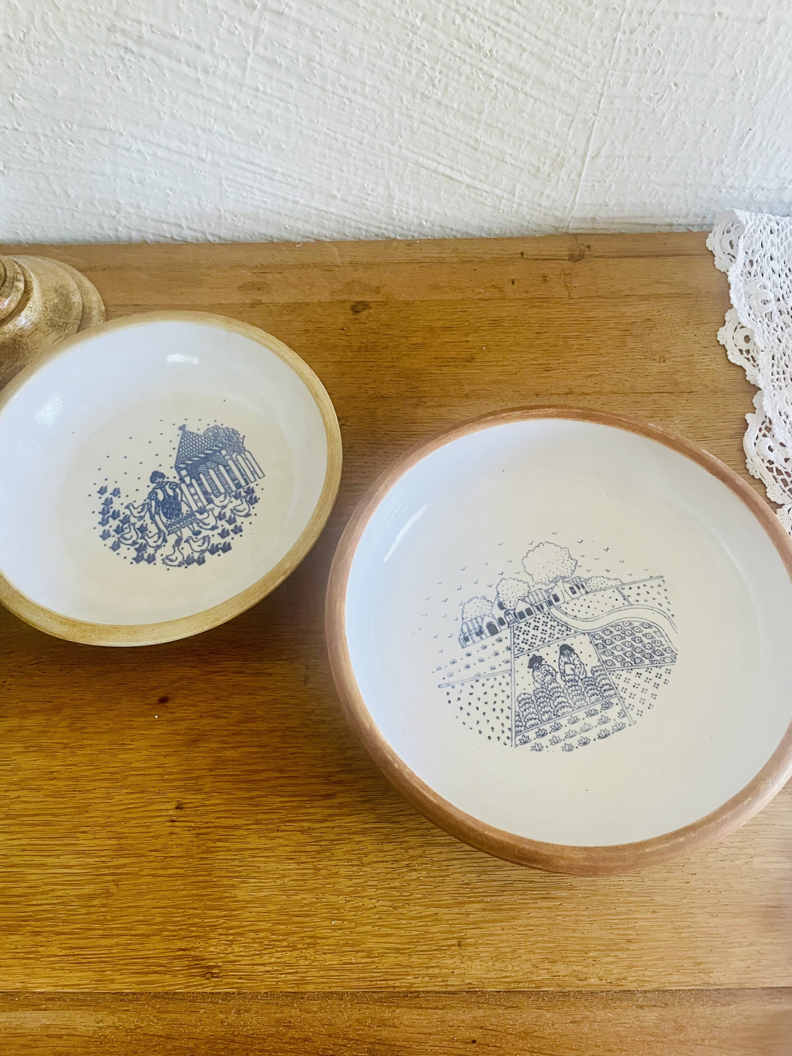 Assiette en grès et émail estampillée