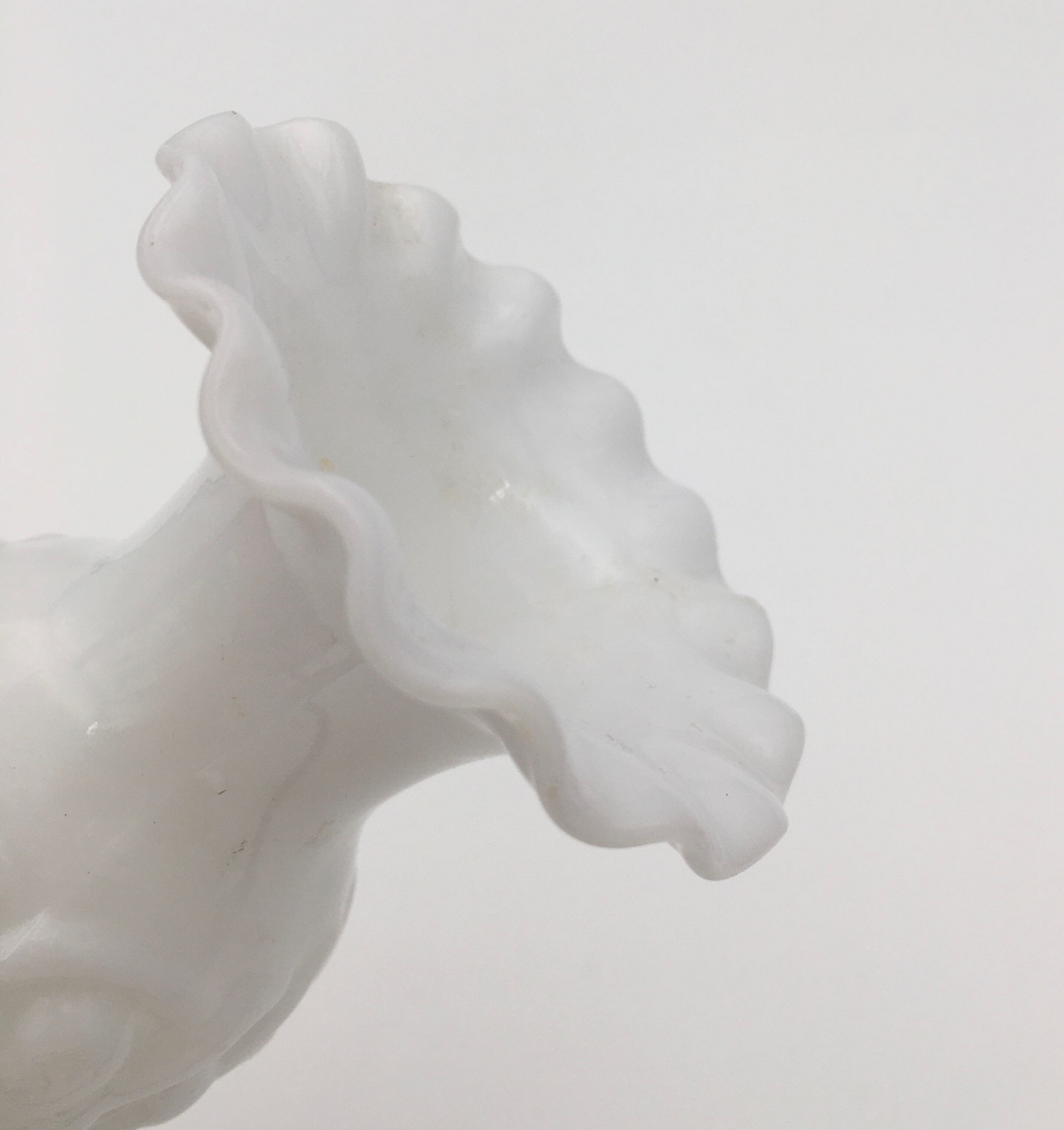 Vase ancien en opaline de foire, blanc, col corolle et décor médaillon 1900