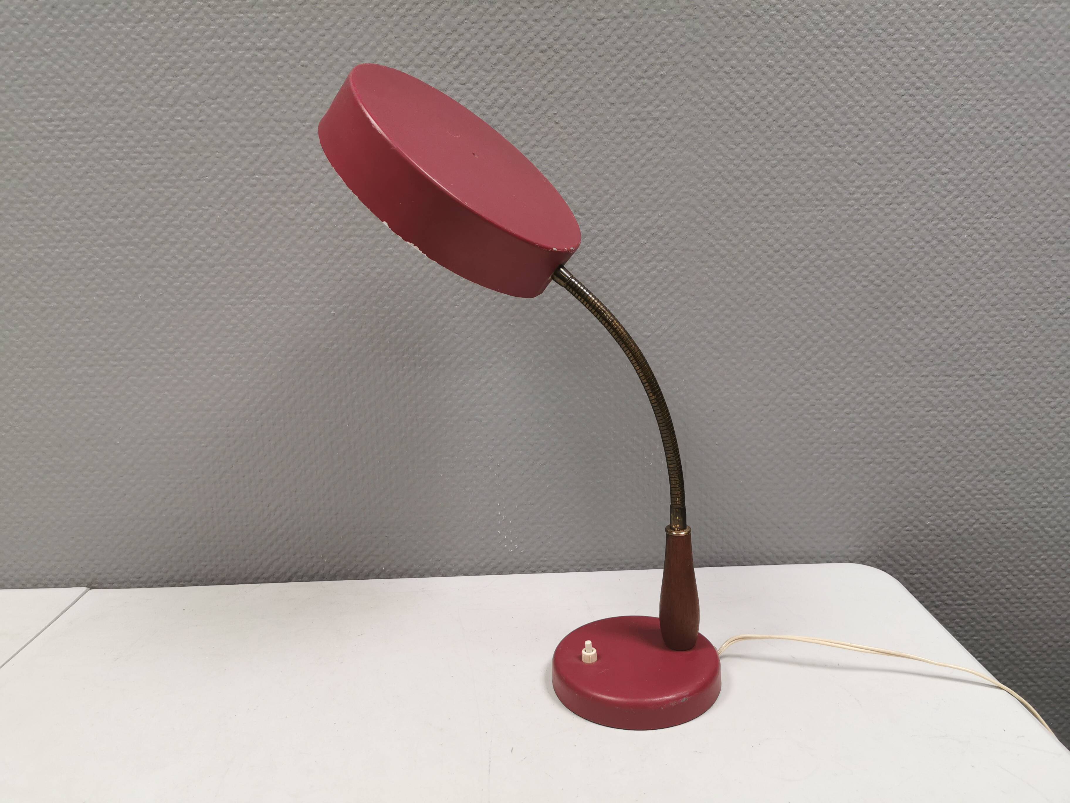 Table lamp in aubergine coloured metal, brass bend and teak wood 1960-70s