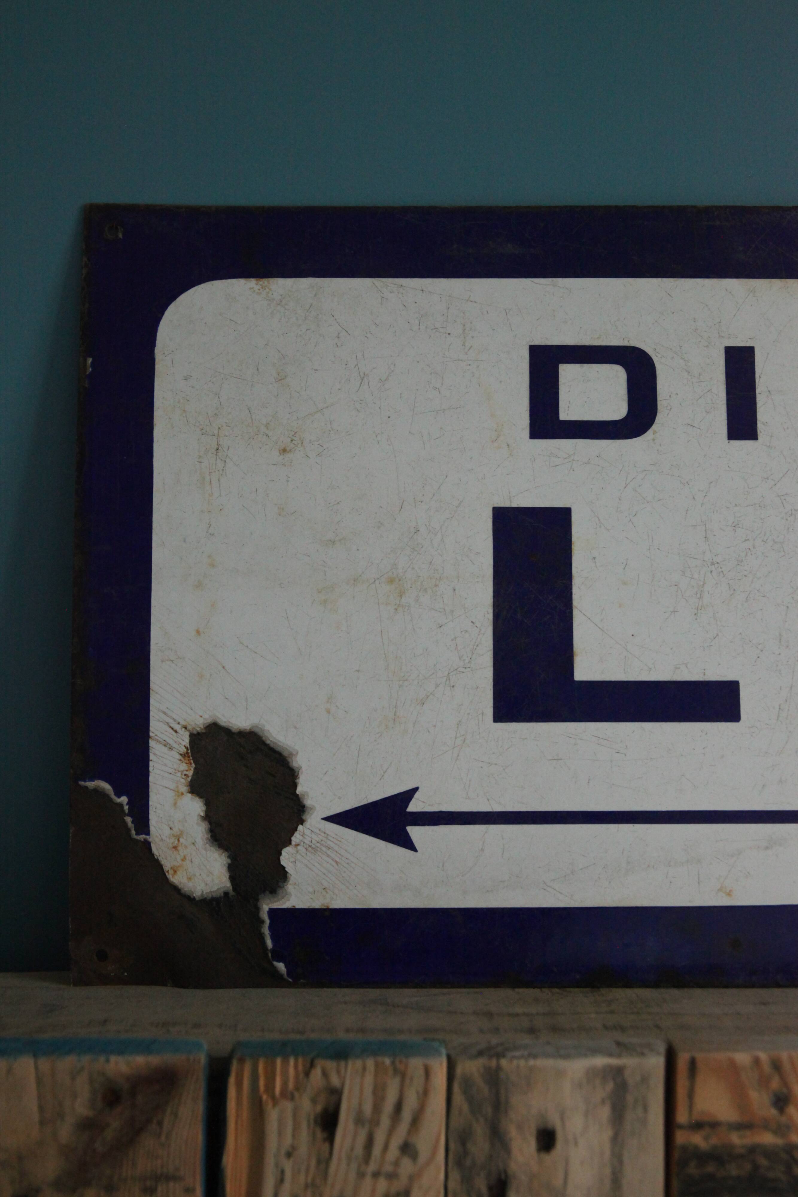 Enamelled plaque of the Paris metro towards Lilas