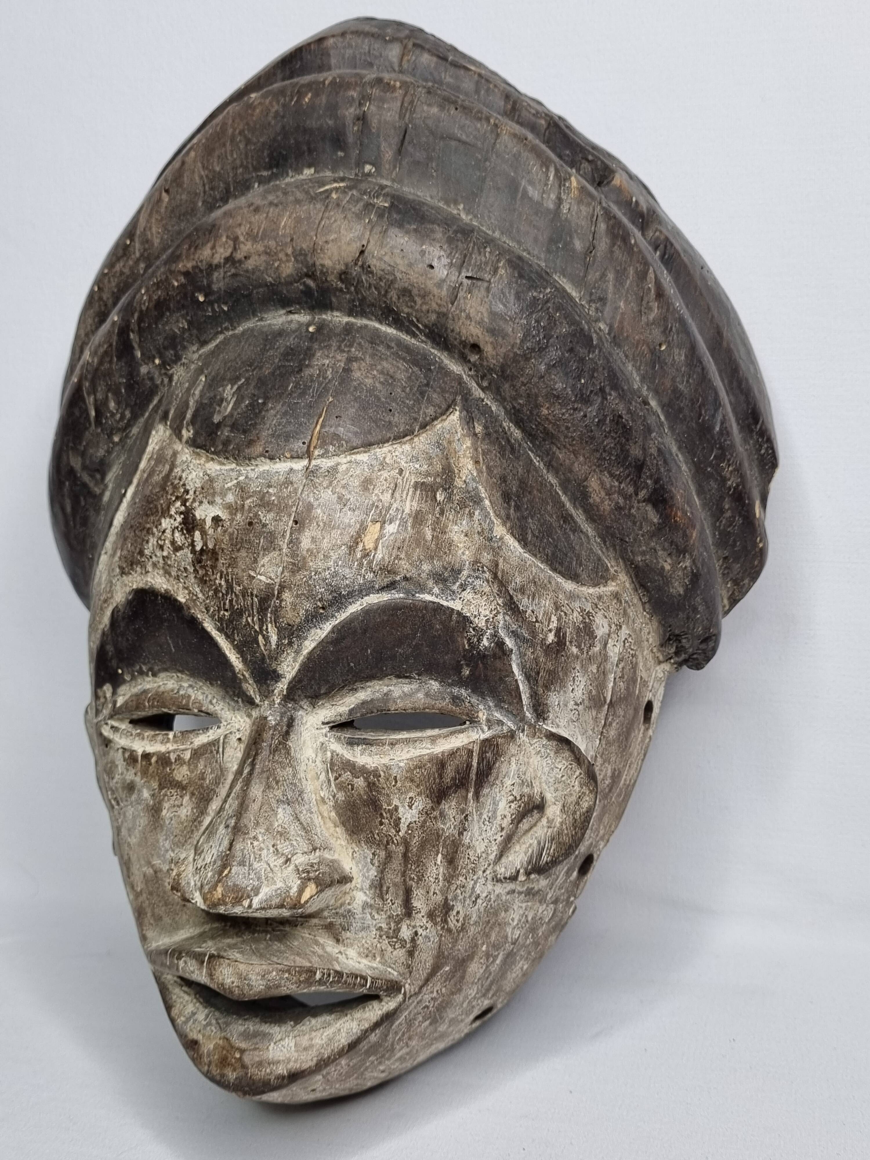 Masque Igbo en bois sculpté, grande coiffe, patine bicolore, Nigeria, 33 cm