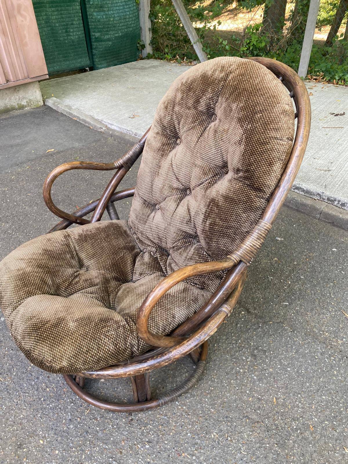 Fauteuil pivotant en rotin et coussin velours marron années 70