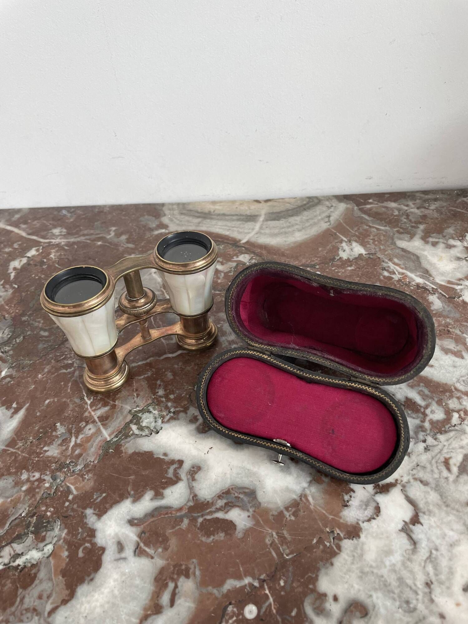 Pair of binoculars, theater, opera, mother-of-pearl, gilded brass, early twentieth century, curiosity object, showcase