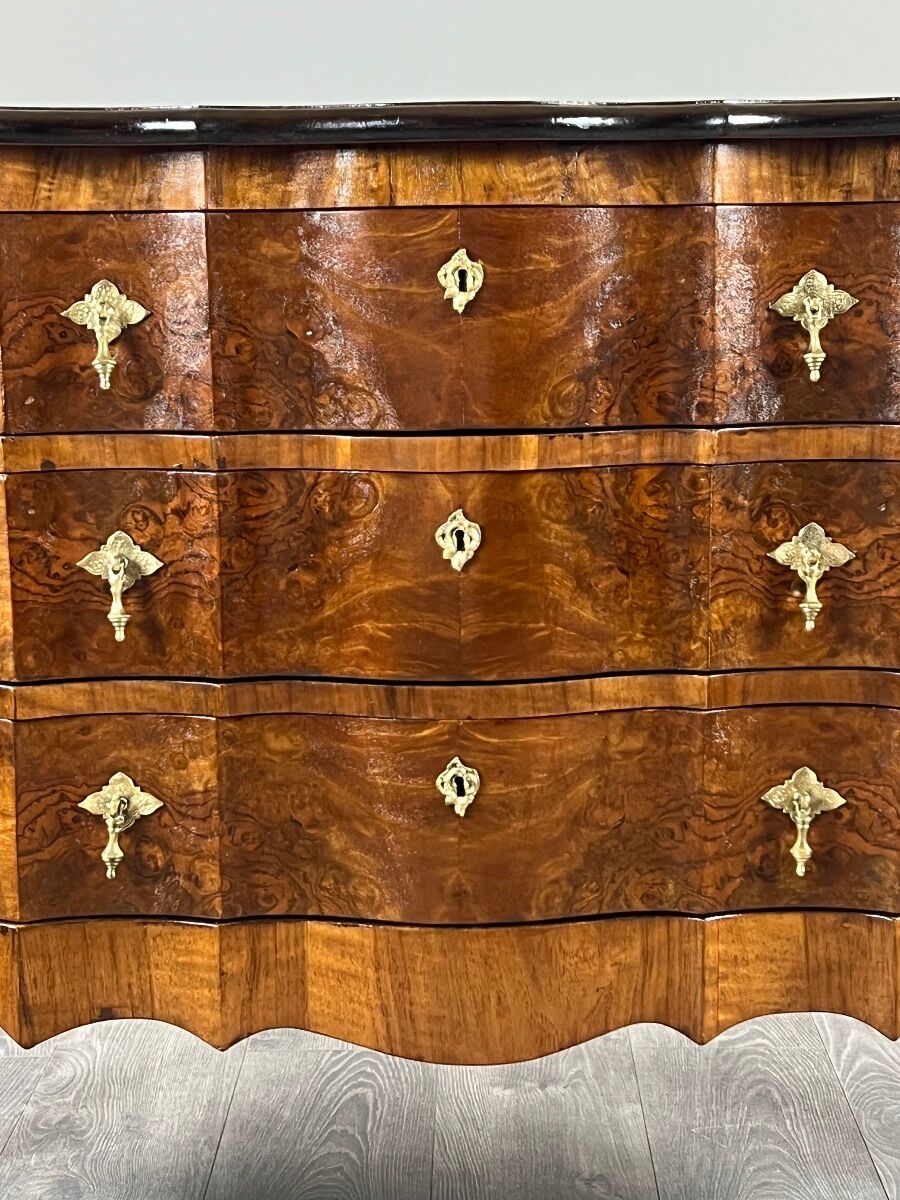 Commode de style Louis XV en placage de loupe de noyer, XXe siècle