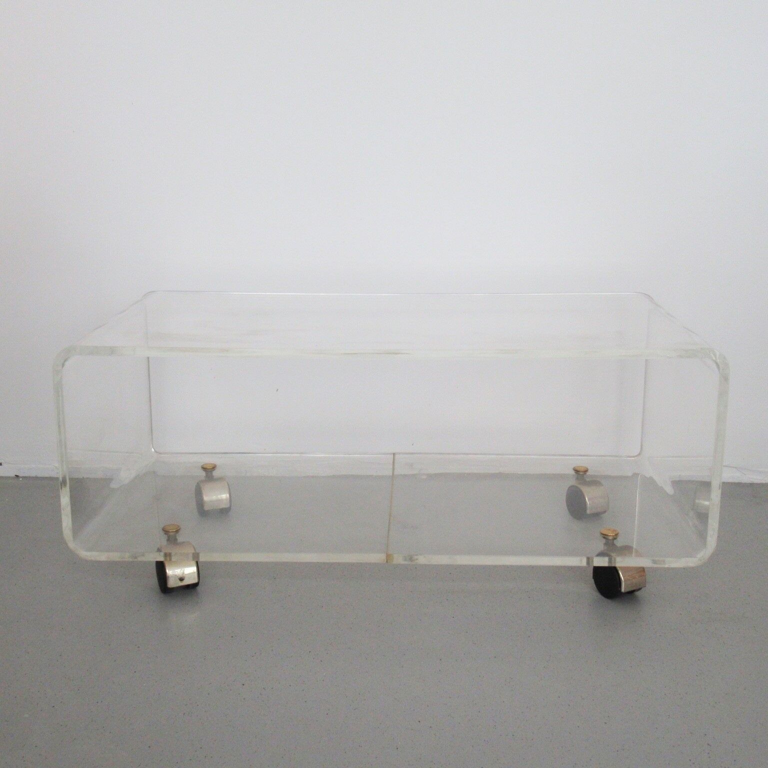 Table basse en altuglas Michel Dumas Roche Bobois