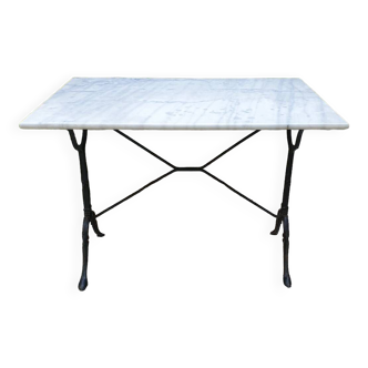 Table bistrot en marbre blanc de Carrare et fonte