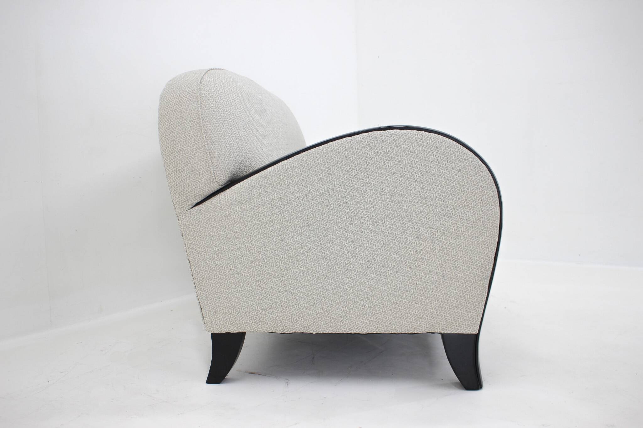 Canapé italien à deux places nouvellement rembourré des années 1940