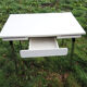 Table en formica & 3 sièges assortis
