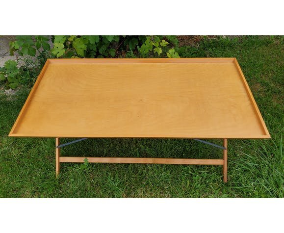 Folding coffee table