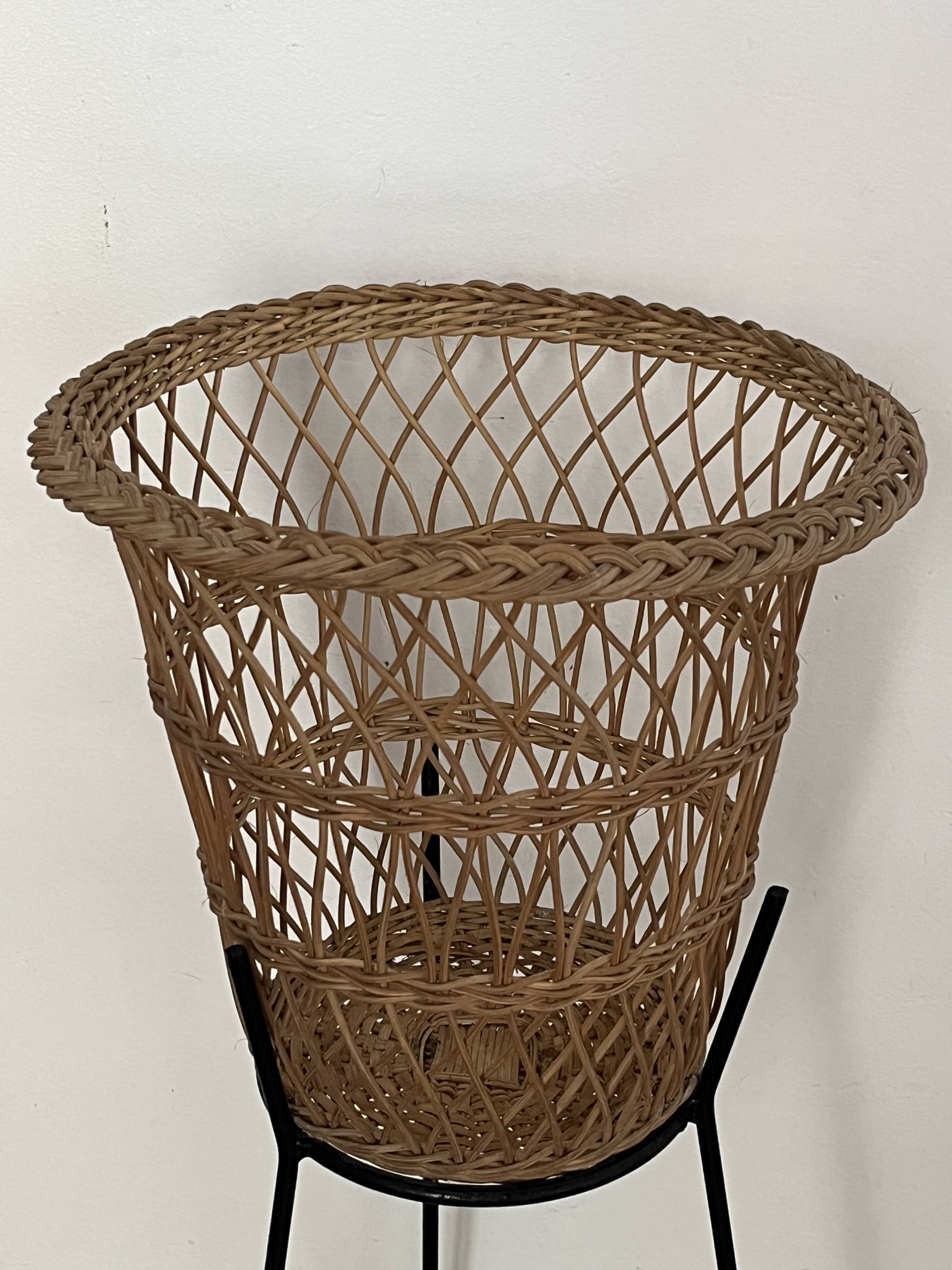 Woven wicker basket/tripod basket