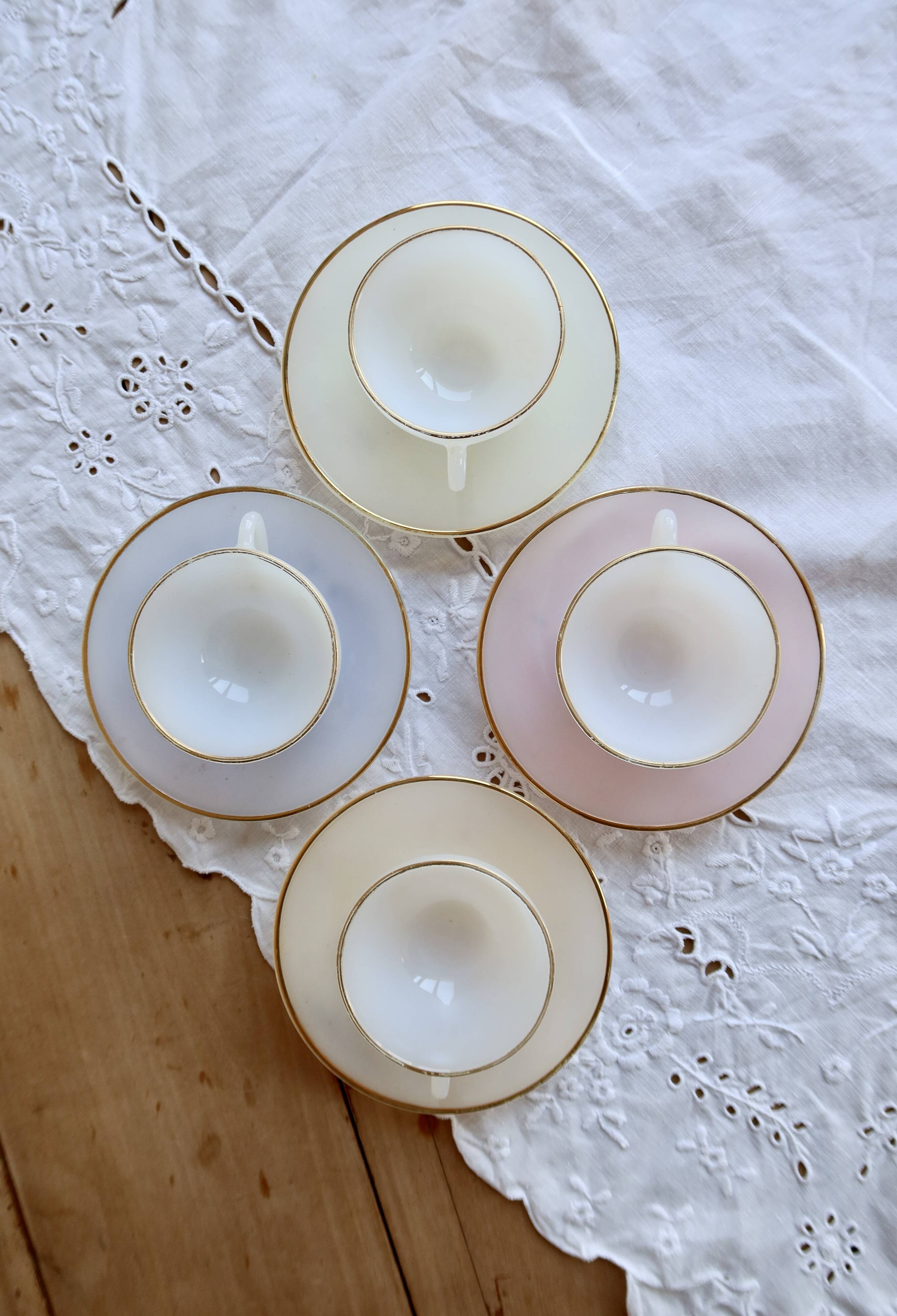 4 vintage Arcopal Arlequin coffee cups - 1960s - Pastel and gold trim