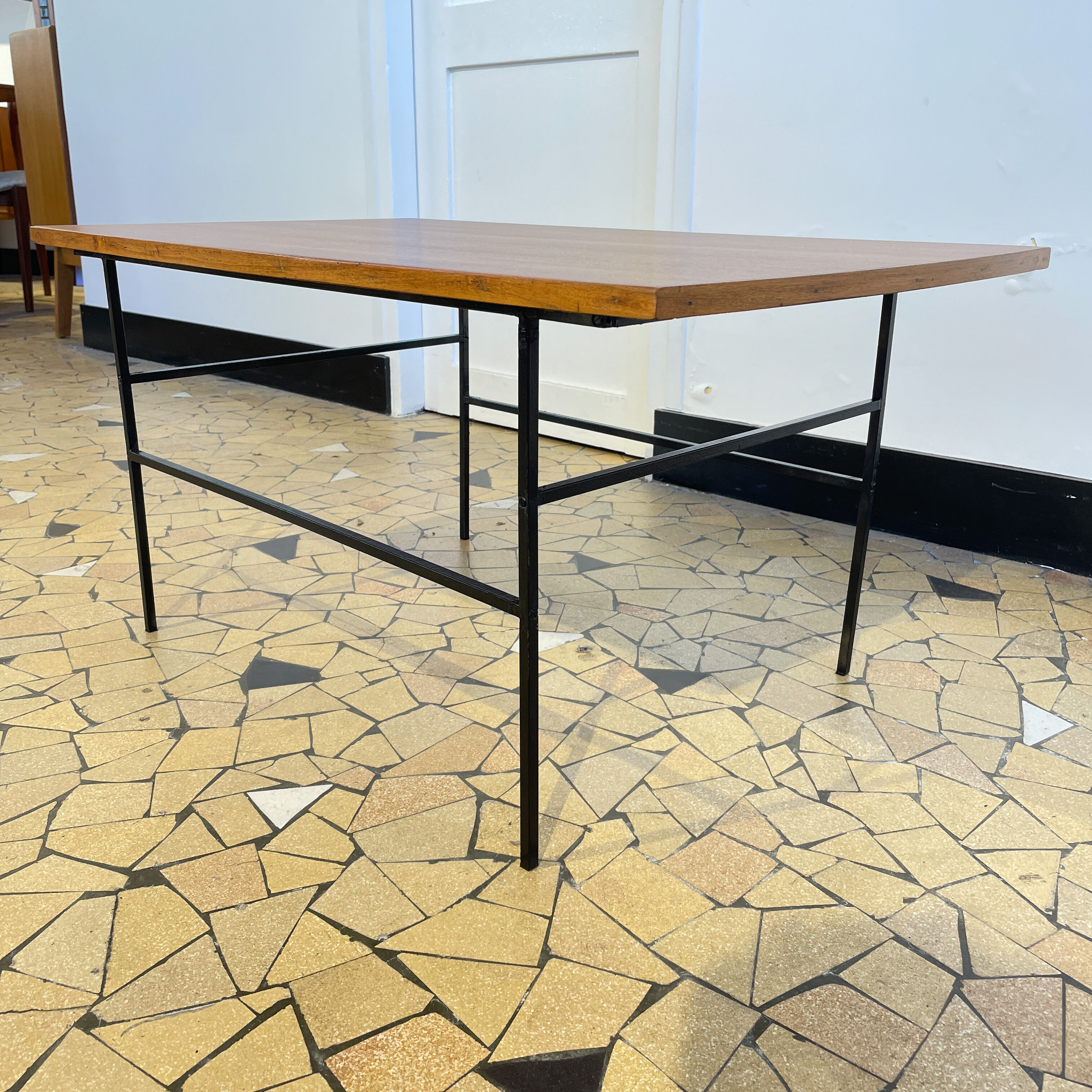 Coffee table 50s aerial base