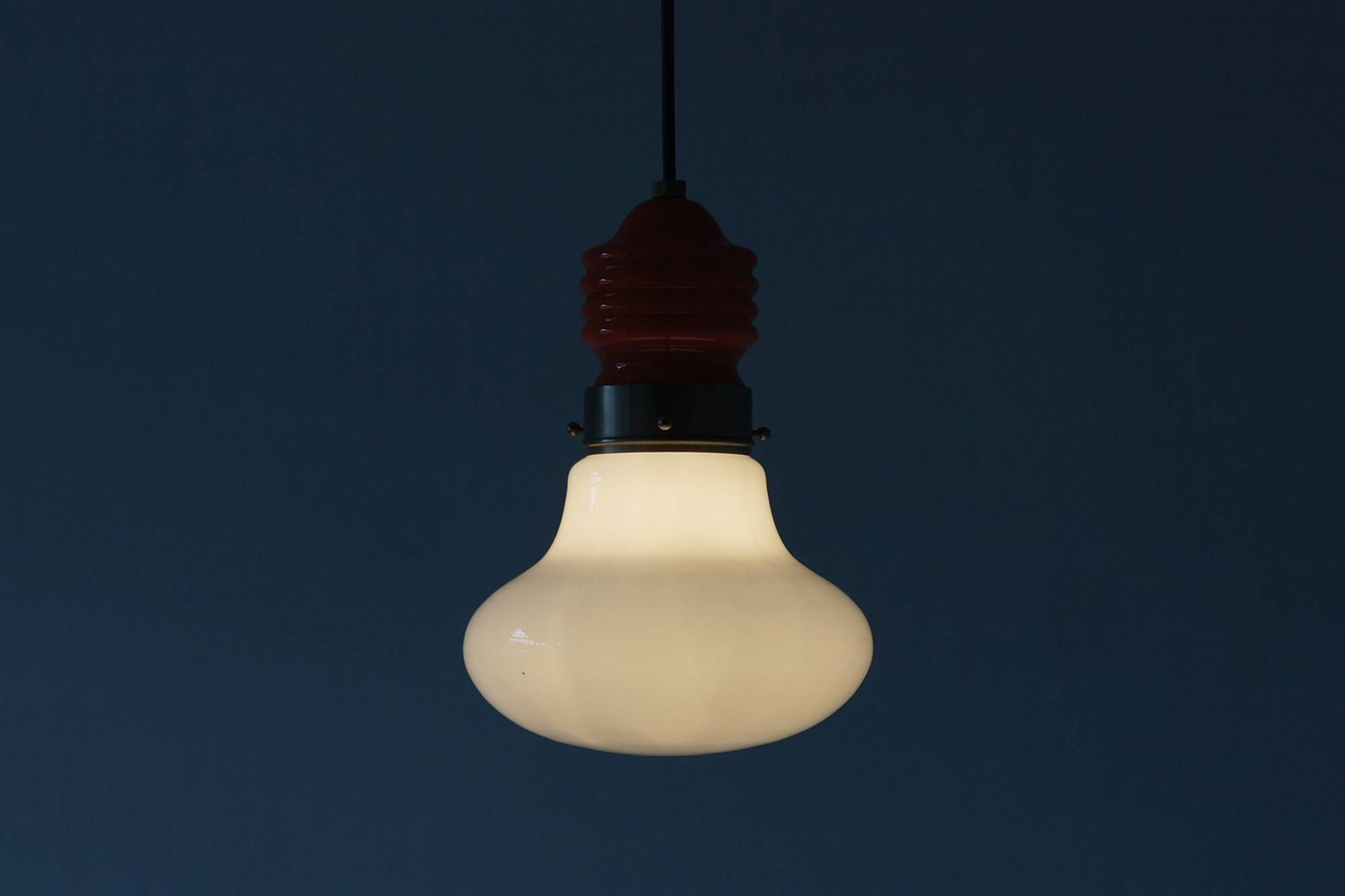 Suspension italienne vintage figurant une ampoule