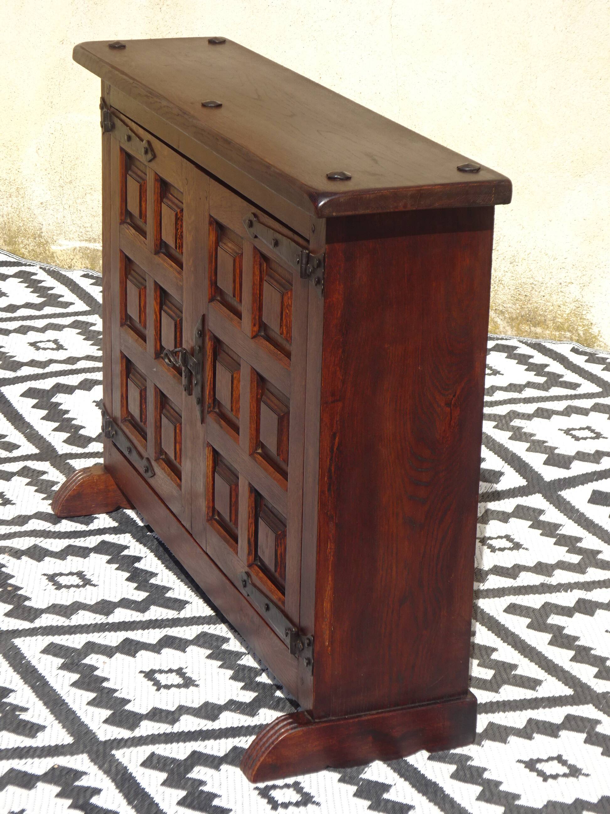 Shallow buffet in solid oak in Tuscan style.