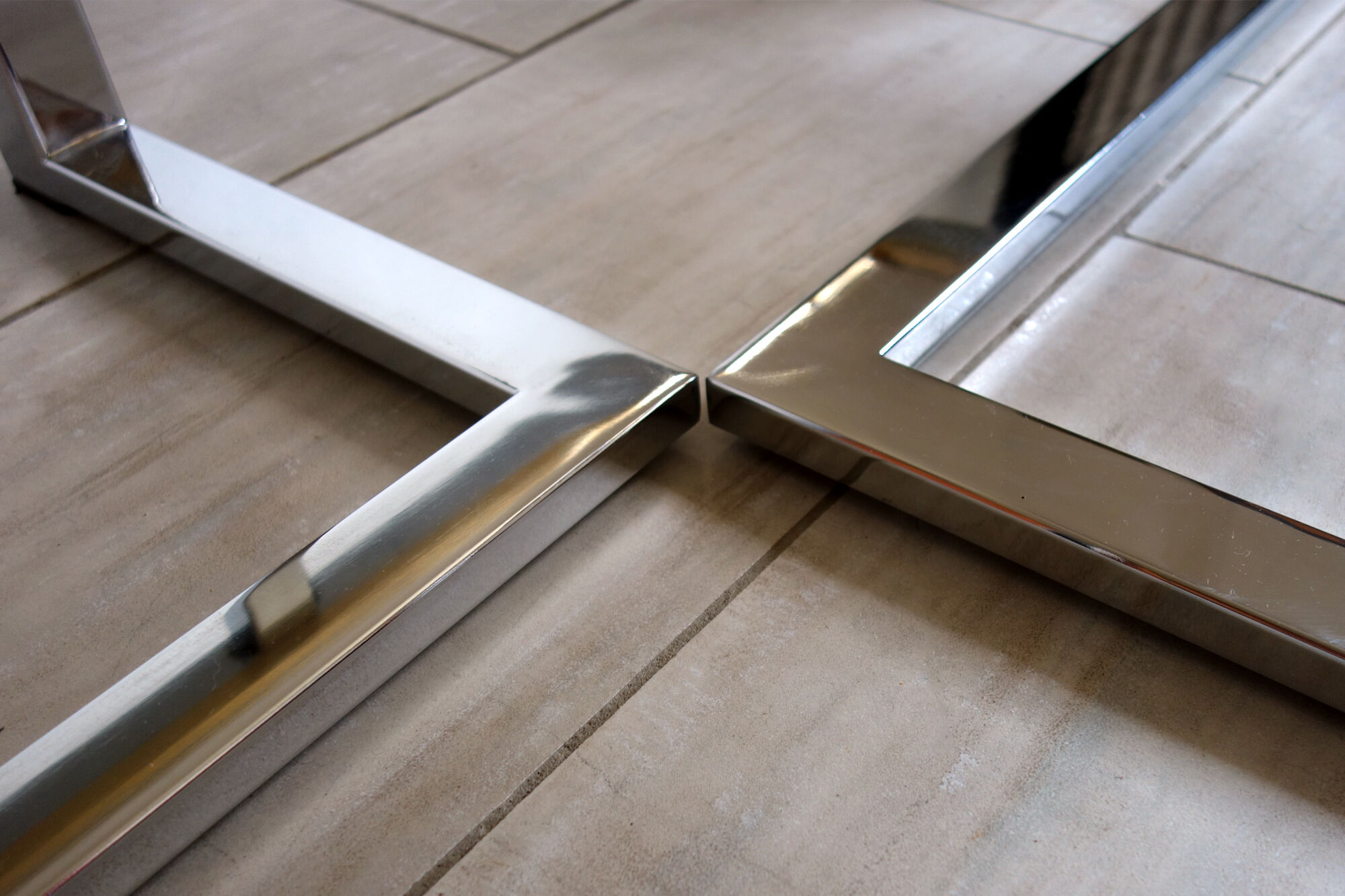 Table basse verre fumé métal chromé laiton 1970