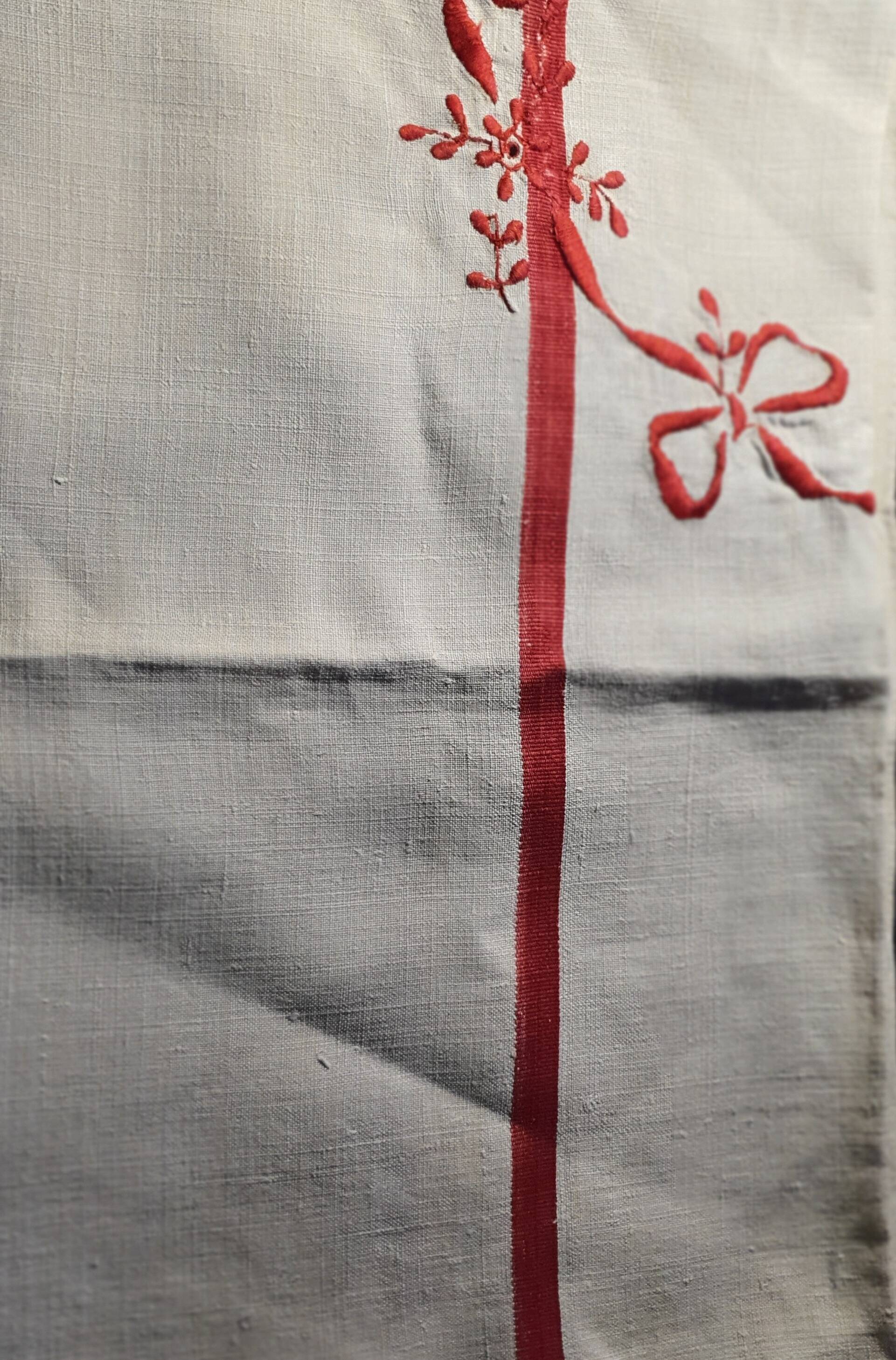 Antique tablecloth embroidered in kelsch