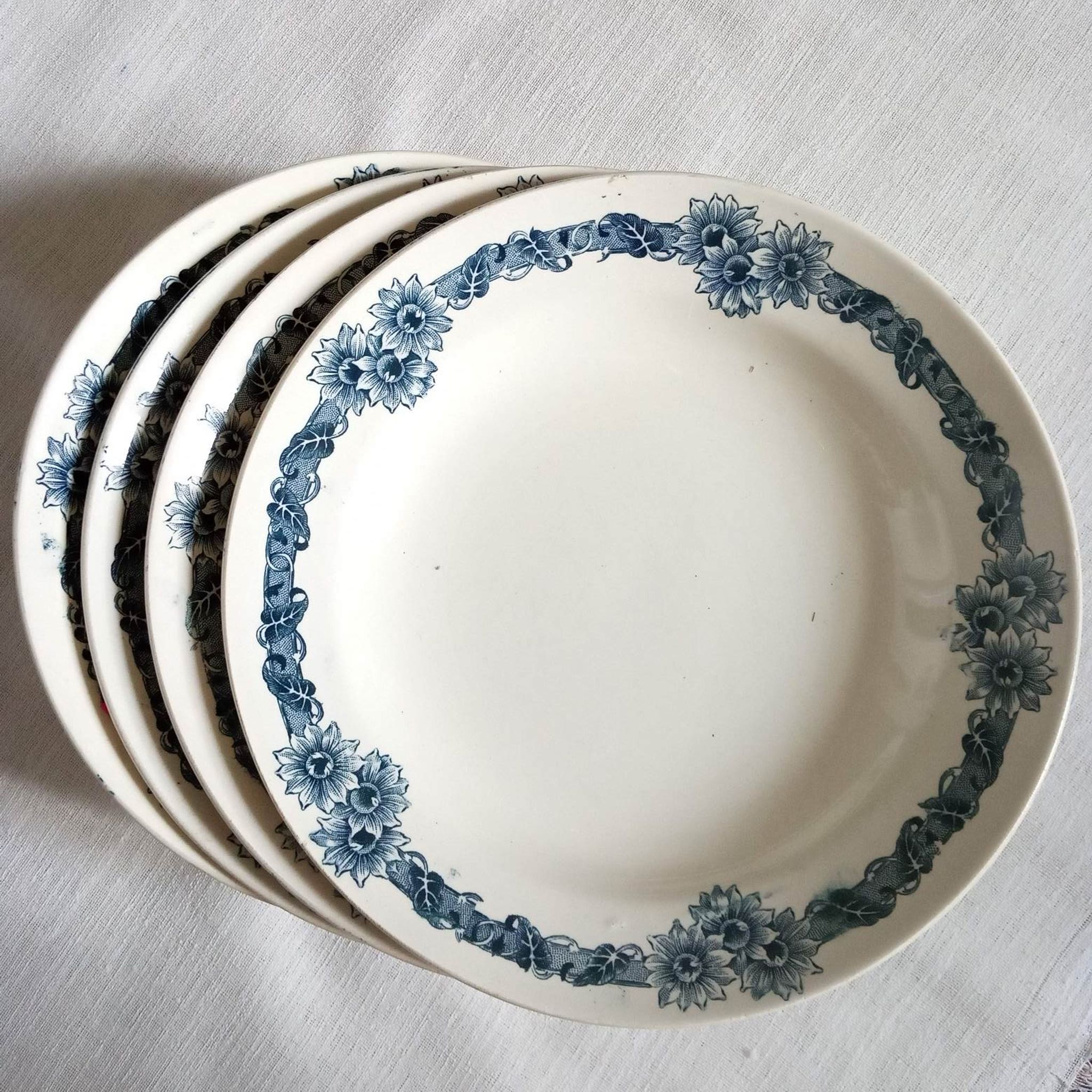 4 assiettes creuses "Denise", terre de fer, décor bleu de fleurs