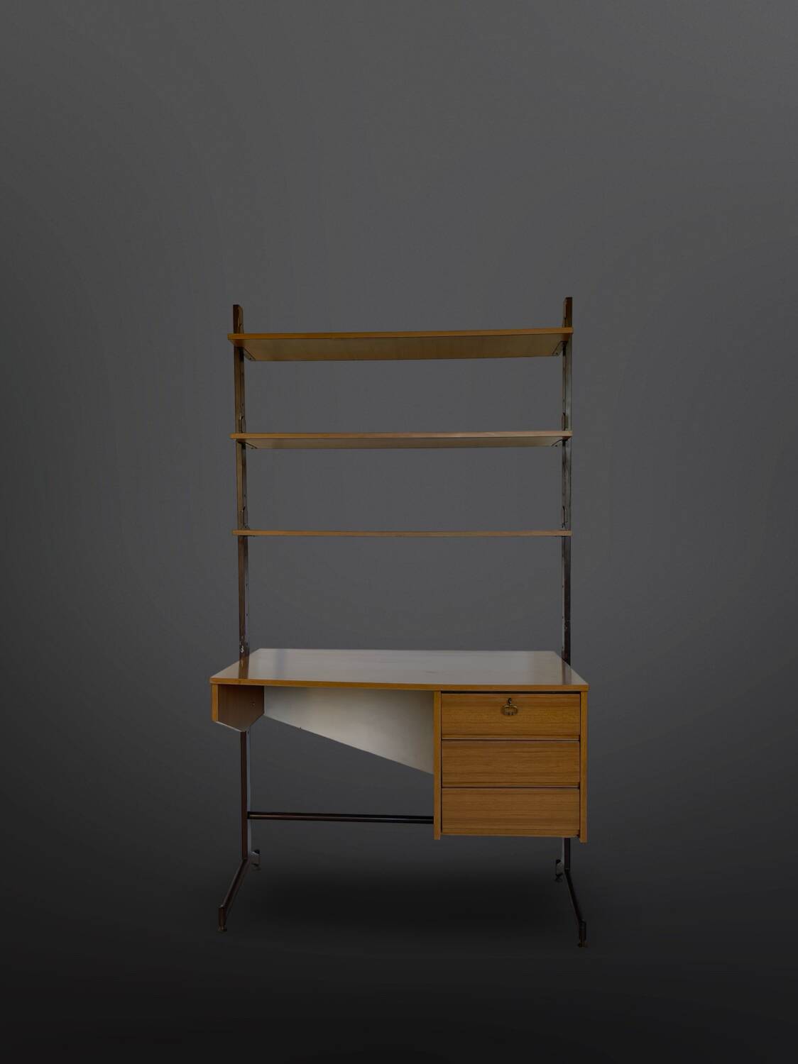 Bibliothèque italienne du milieu du siècle avec bureau.