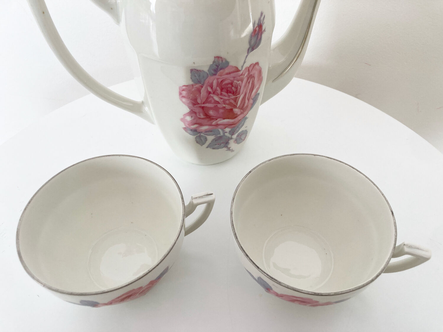 Teapot and porcelain cups set