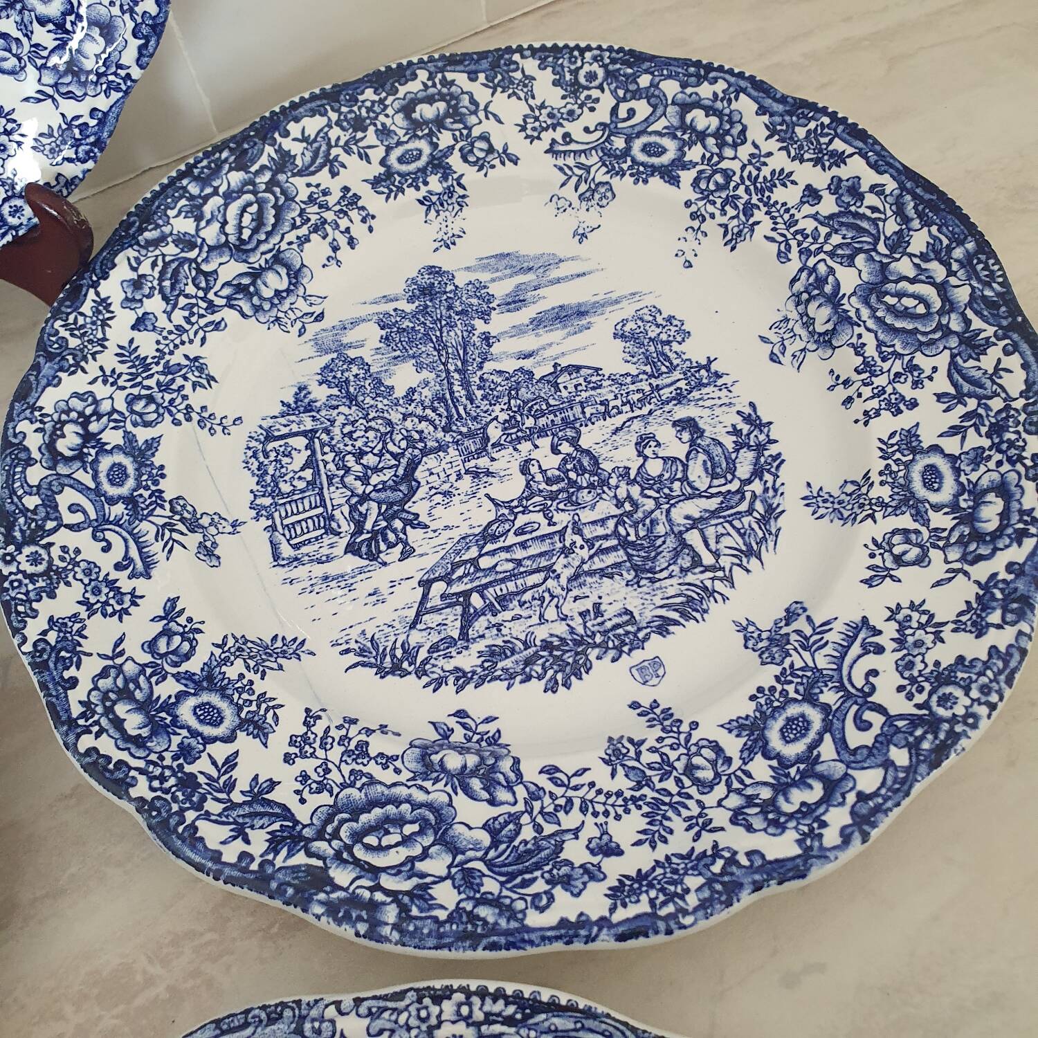 4 earthenware plates with floral and pastoral scene motif
