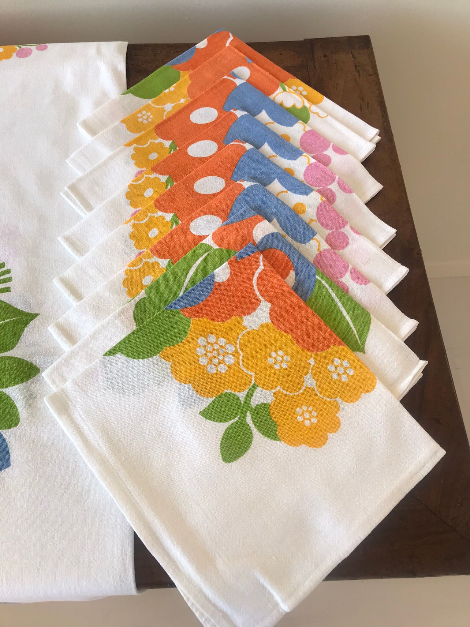 Floral tablecloth and its 8 vintage towels