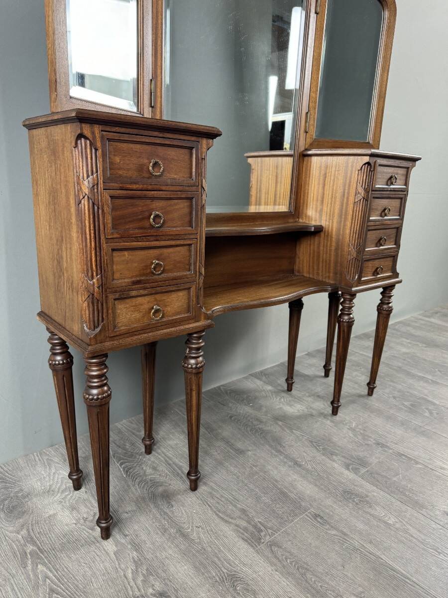 Coiffeuse avec miroir triptyque de style Louis XVI, XXe siècle