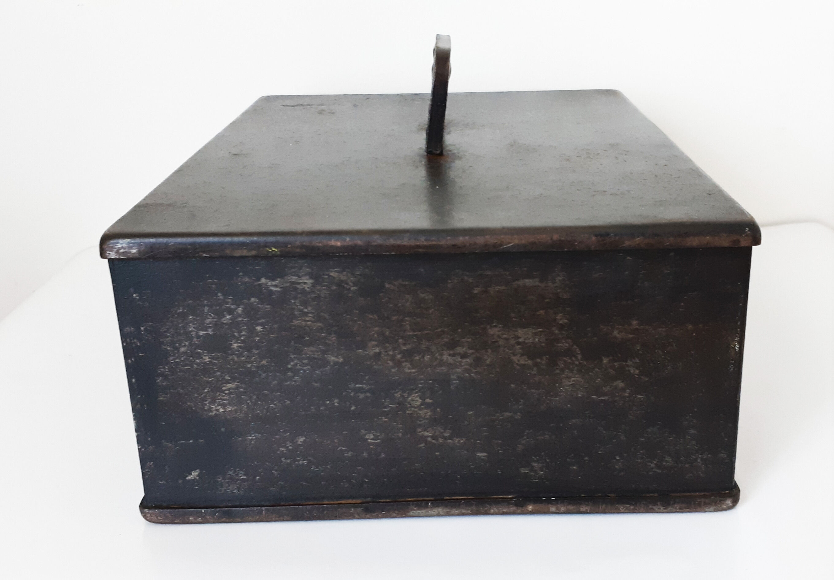 Metal safe box with key