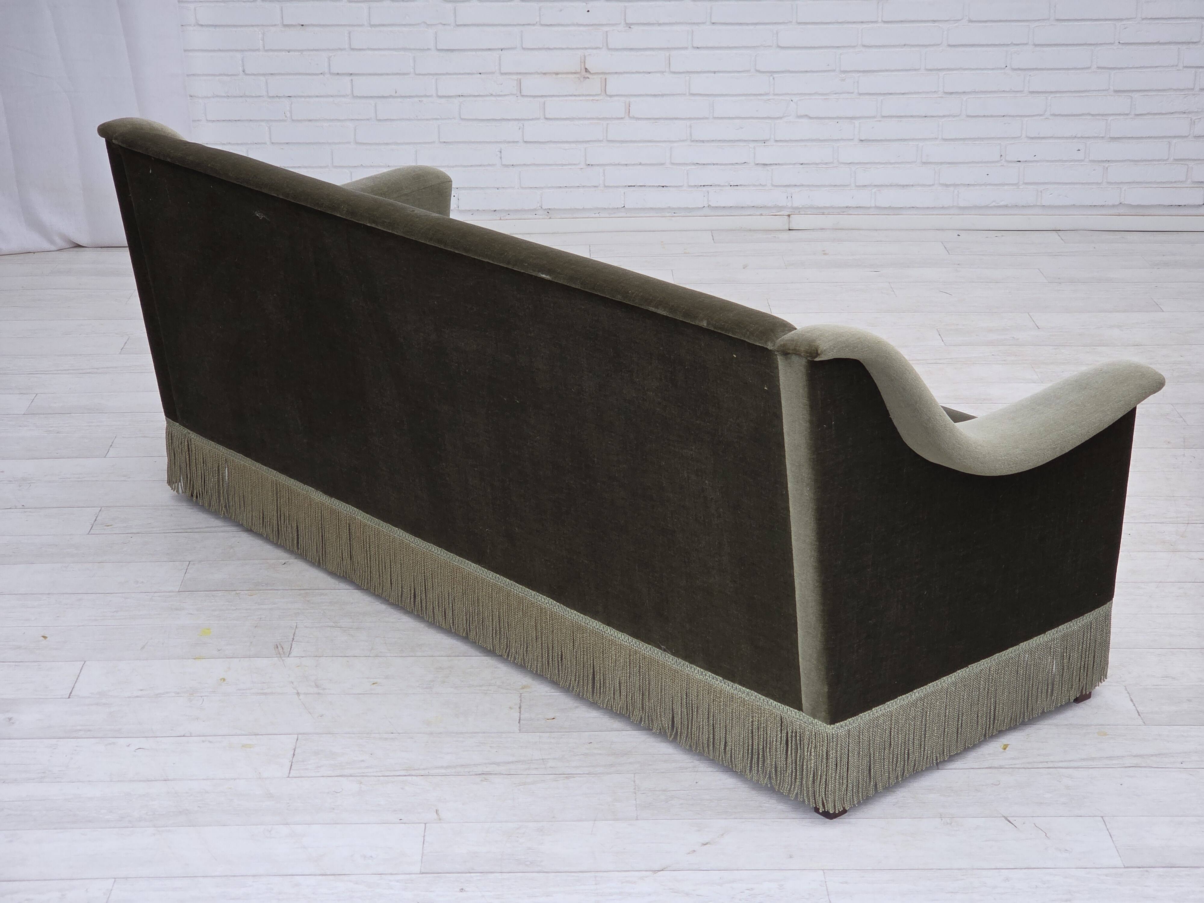 Canapé 3 places danois des années 1970, velours vert, bois de hêtre.