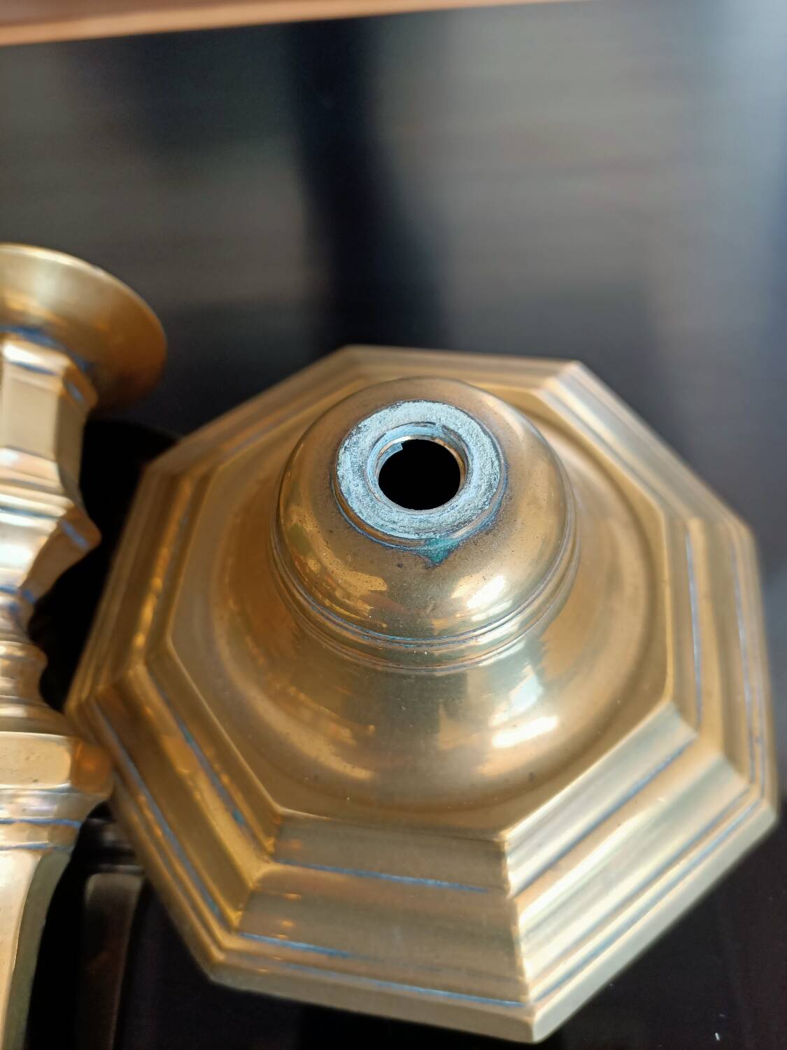 Paire de bougeoirs en bronze d'époque XVIIIe