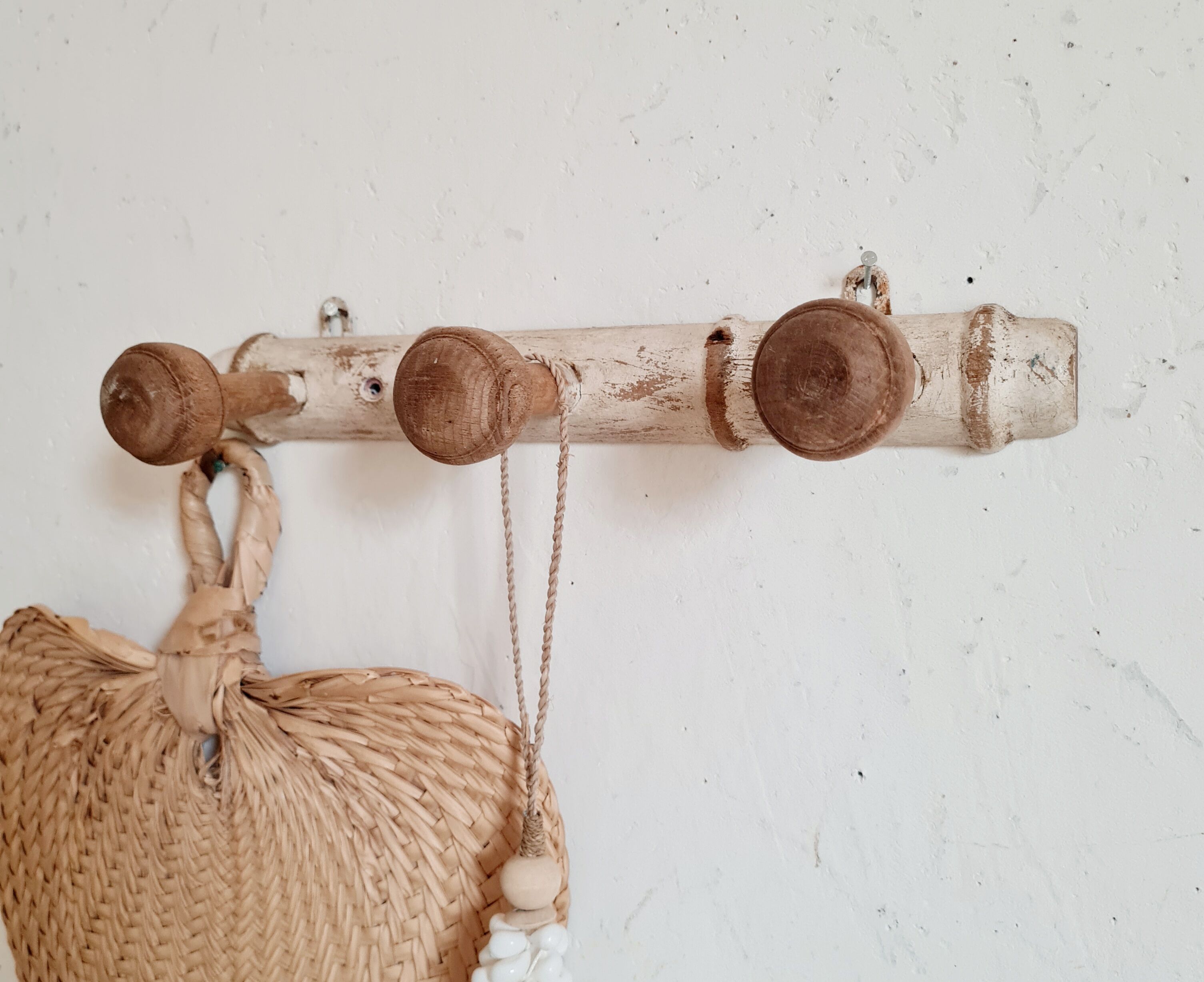 Porte-manteau patère bois et blanc patiné