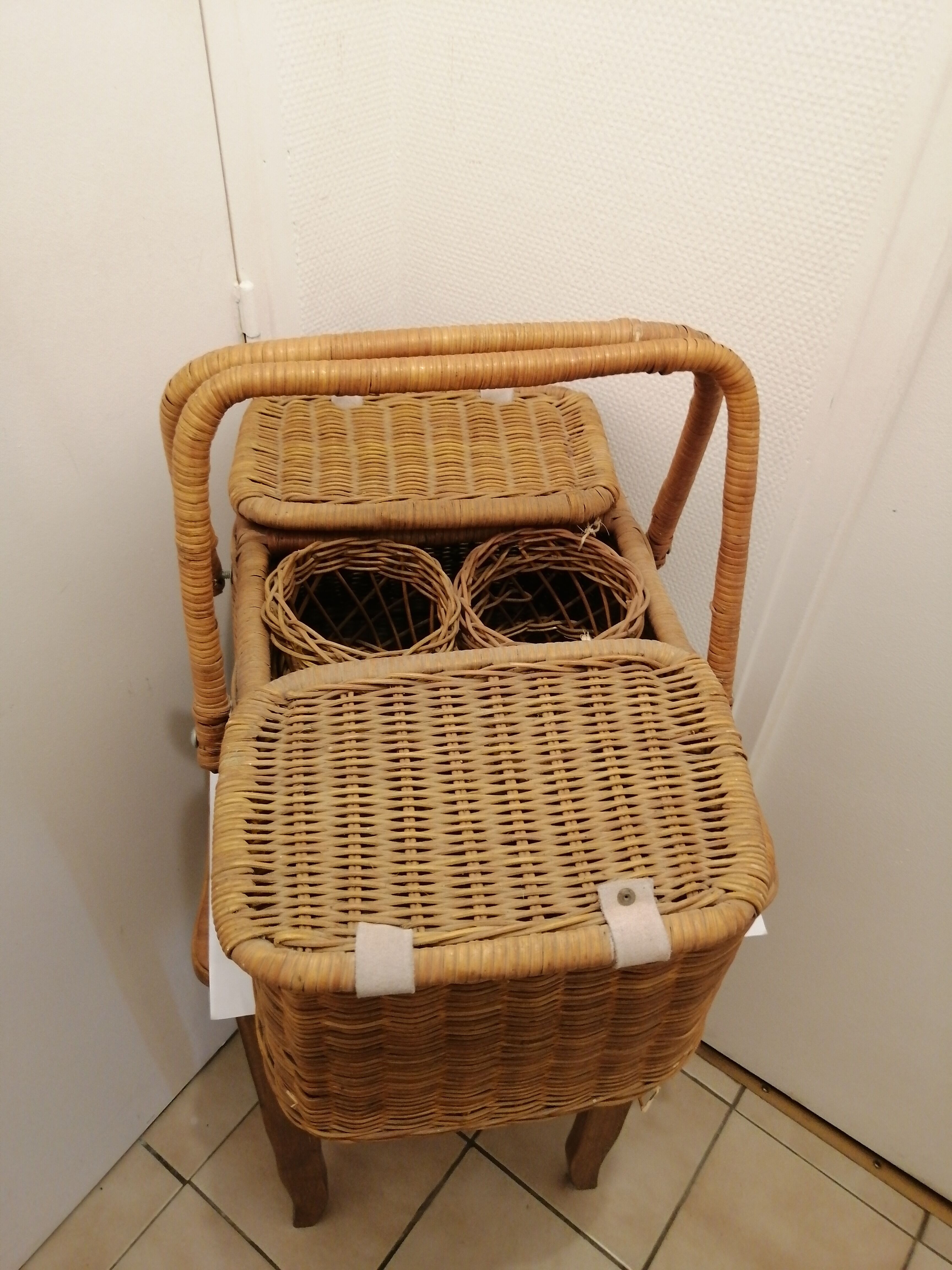 Picnic basket year 1960 vintage wicker