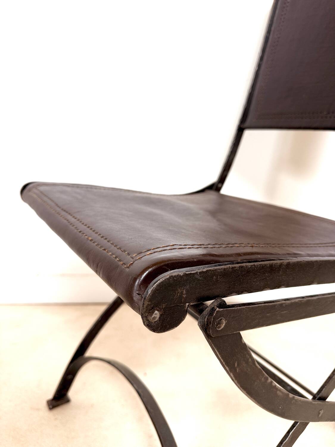 Ensemble de 2 chaises pliantes anciennes en fer forgé et cuir