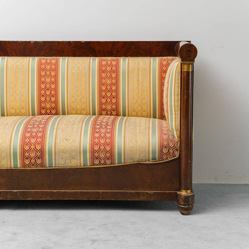 Canapé vintage 3 places en bois avec tissu rayé, années 1950, classique et élégant.