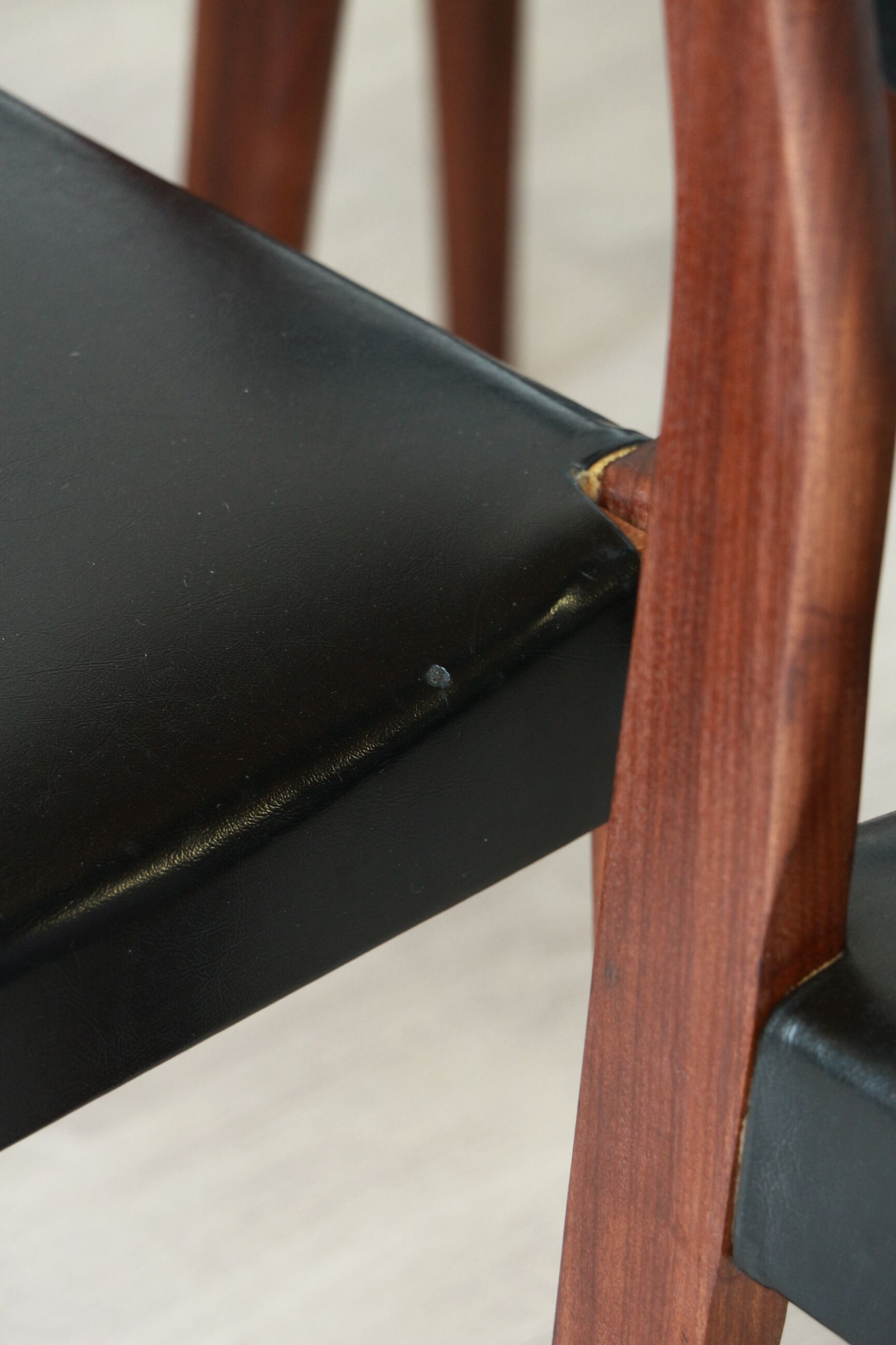 Series of 6 chairs in skai and teak