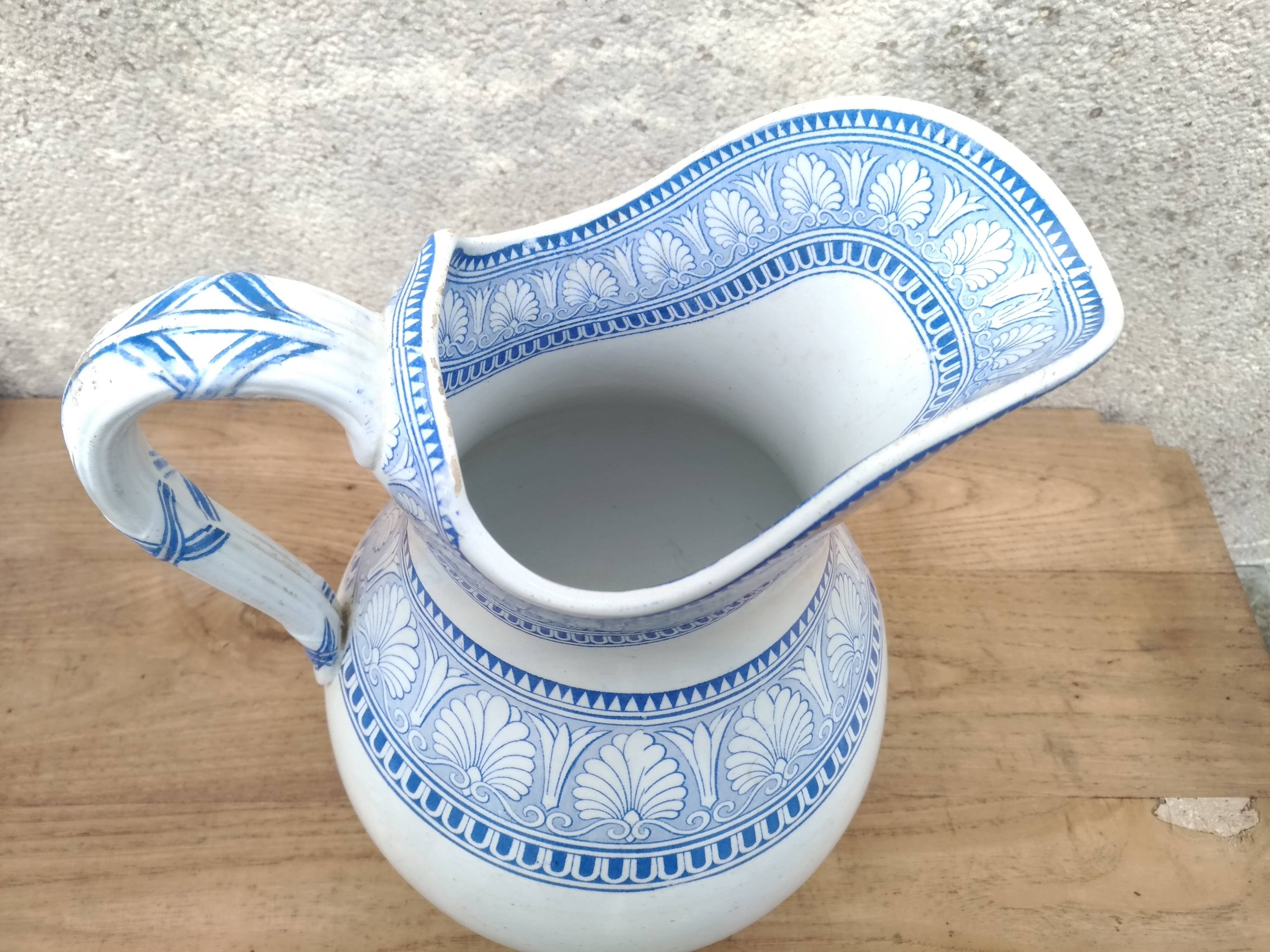 Broc en porcelaine