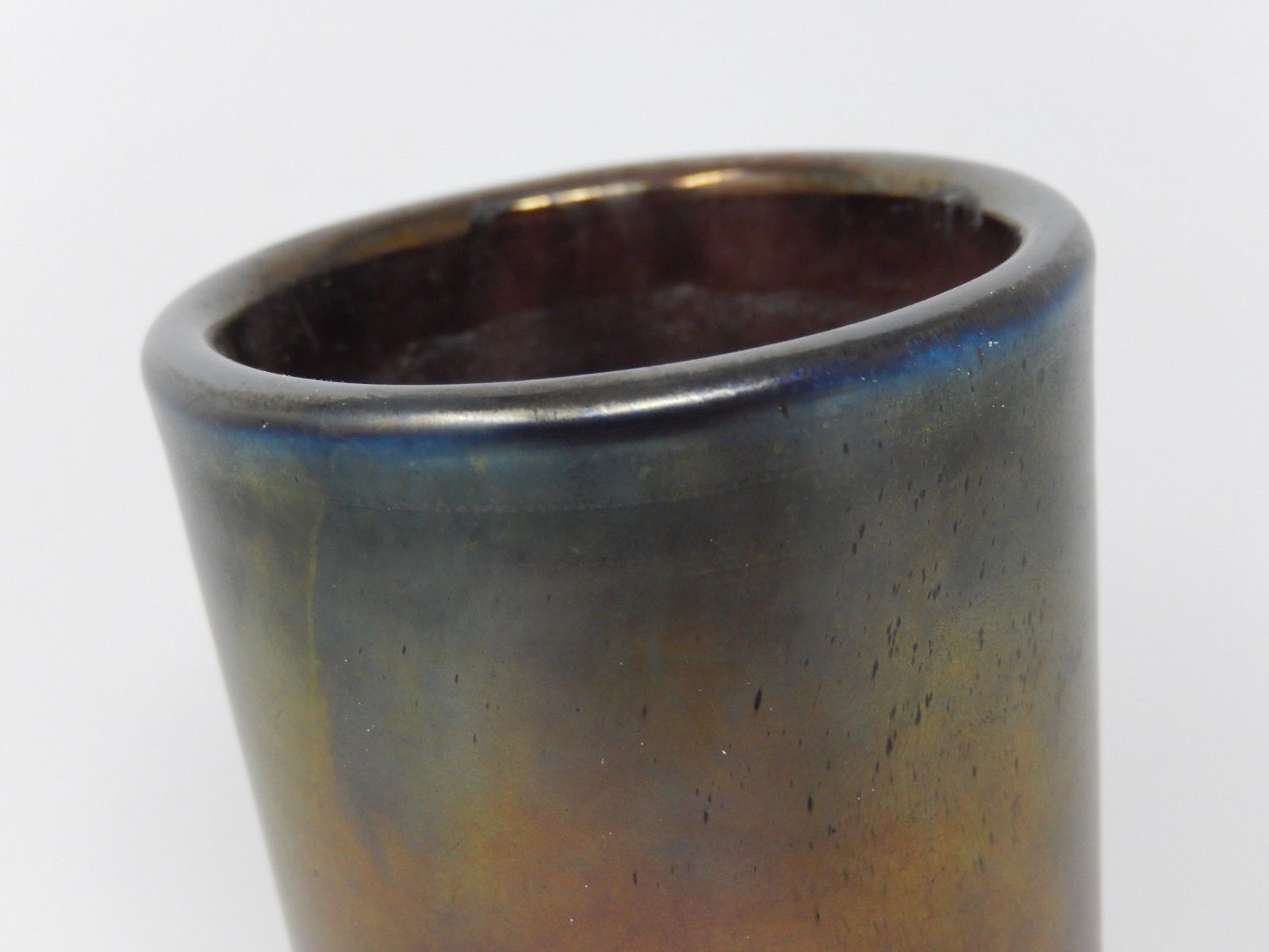 Vase en verre irisé