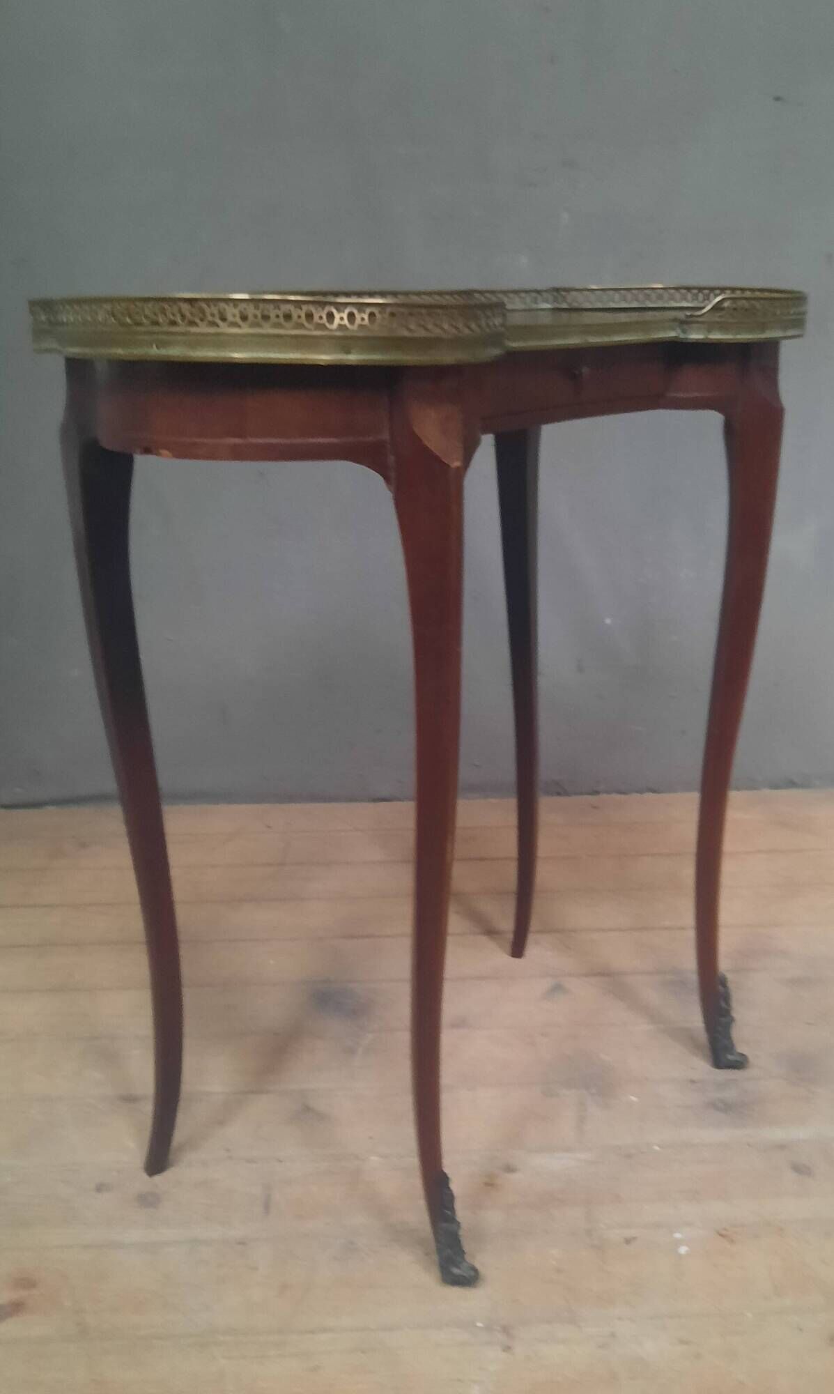 Table rognon en plaquage style Louis XV