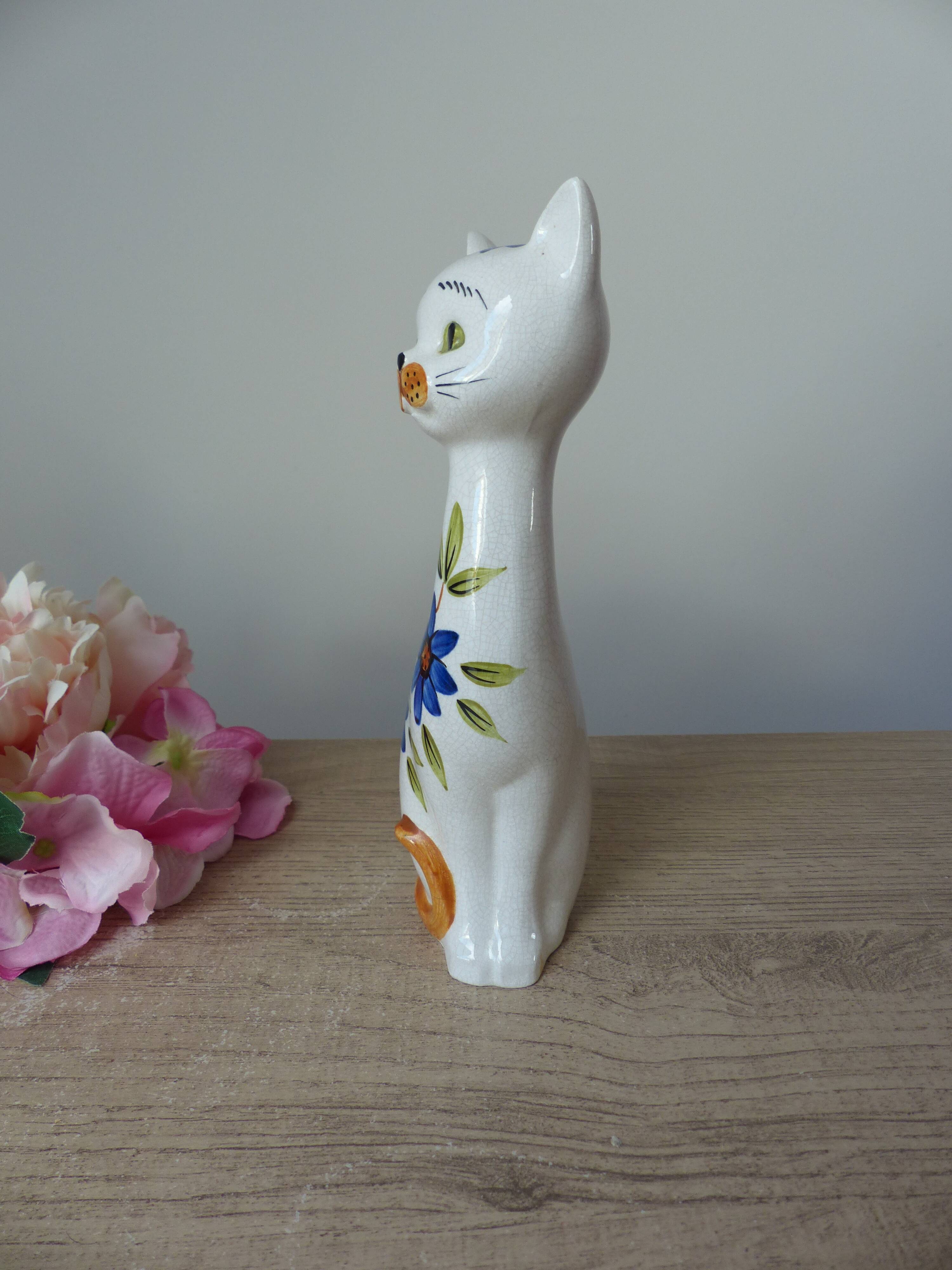 Statuette chat en céramique peint main décor fleurs bleues Japon