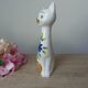 Statuette chat en céramique peint main décor fleurs bleues Japon