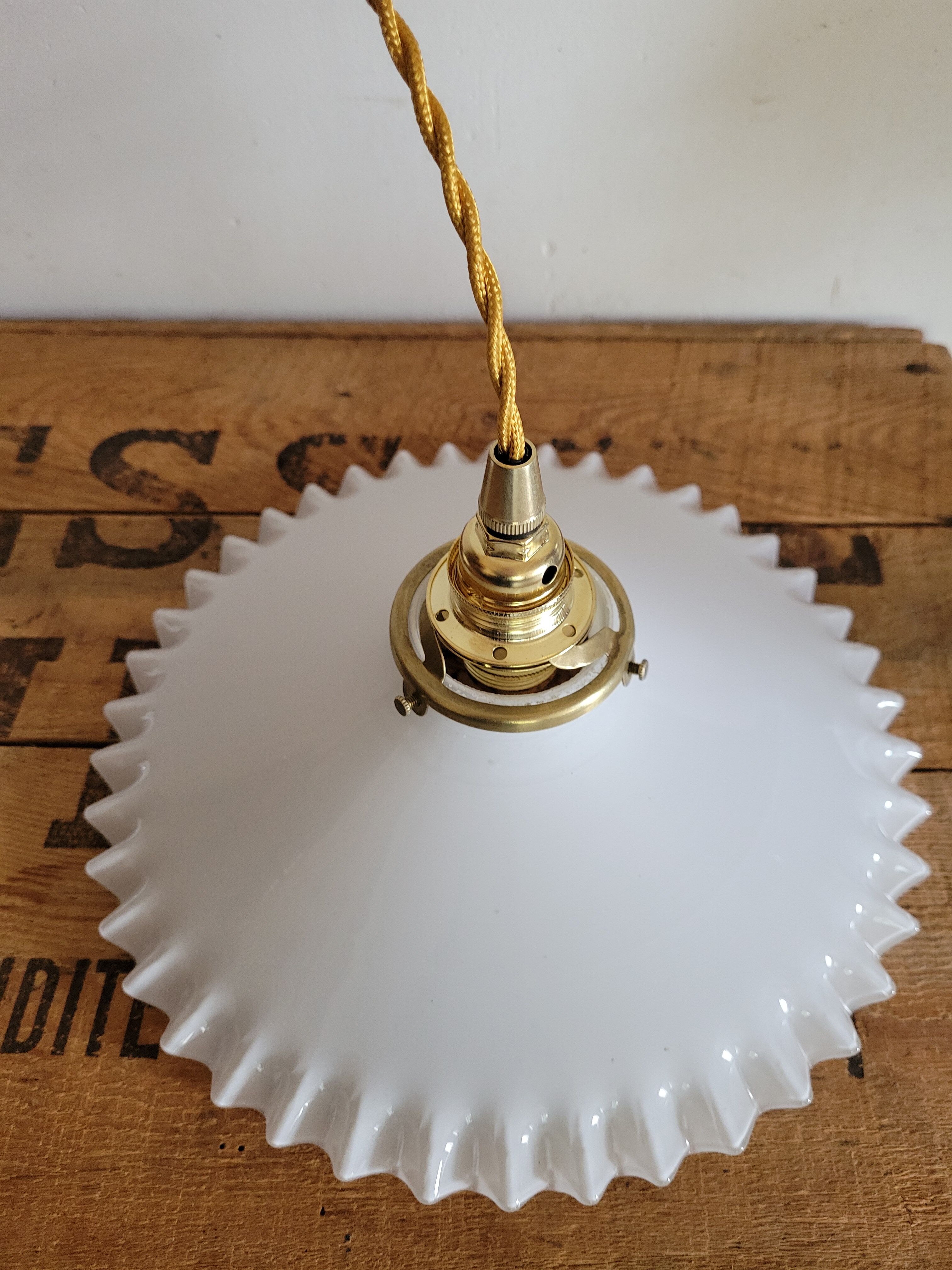 Toothed opaline suspension