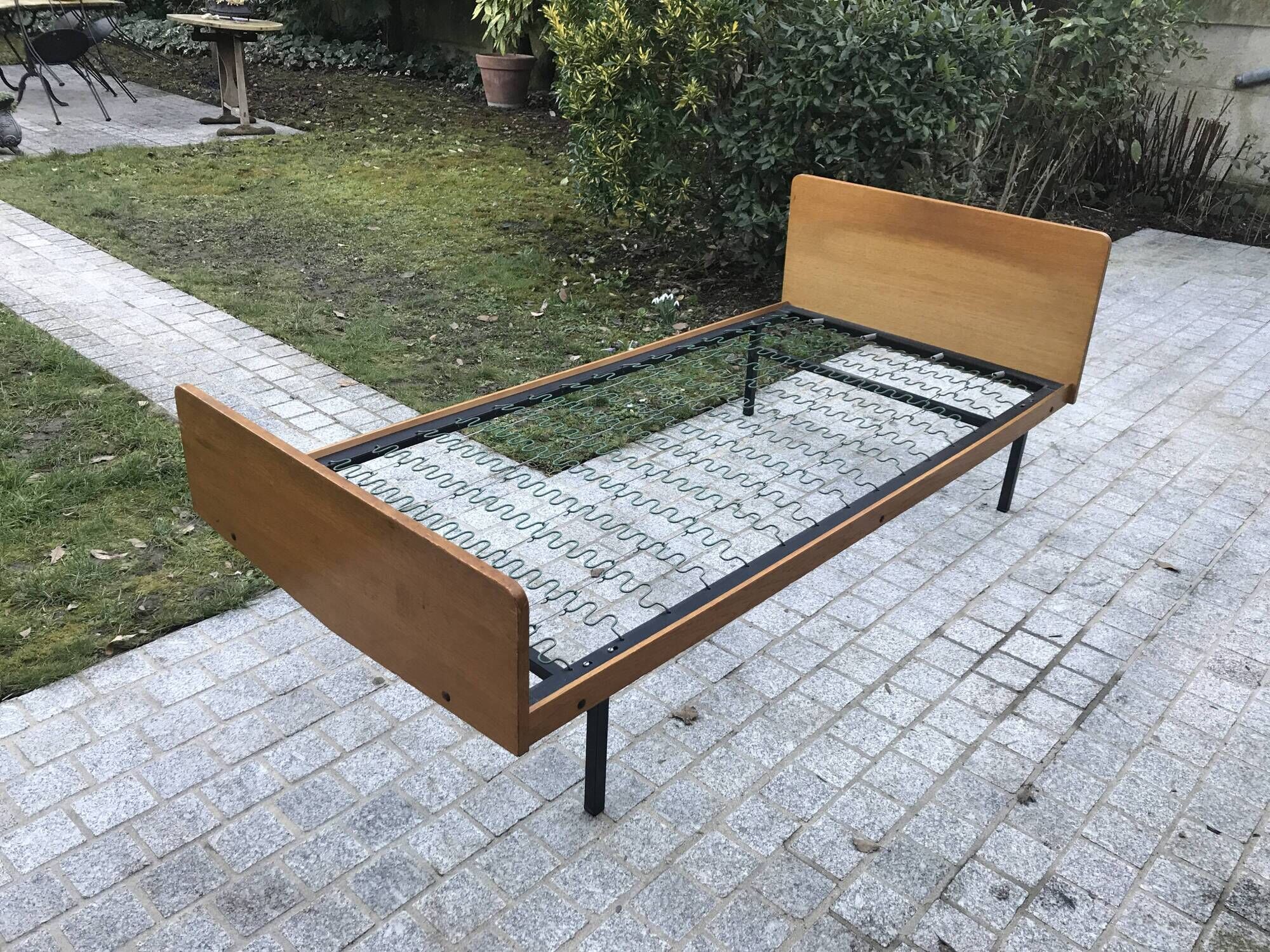 Bed in blond wood and feet 1950 vintage metal - 1 person