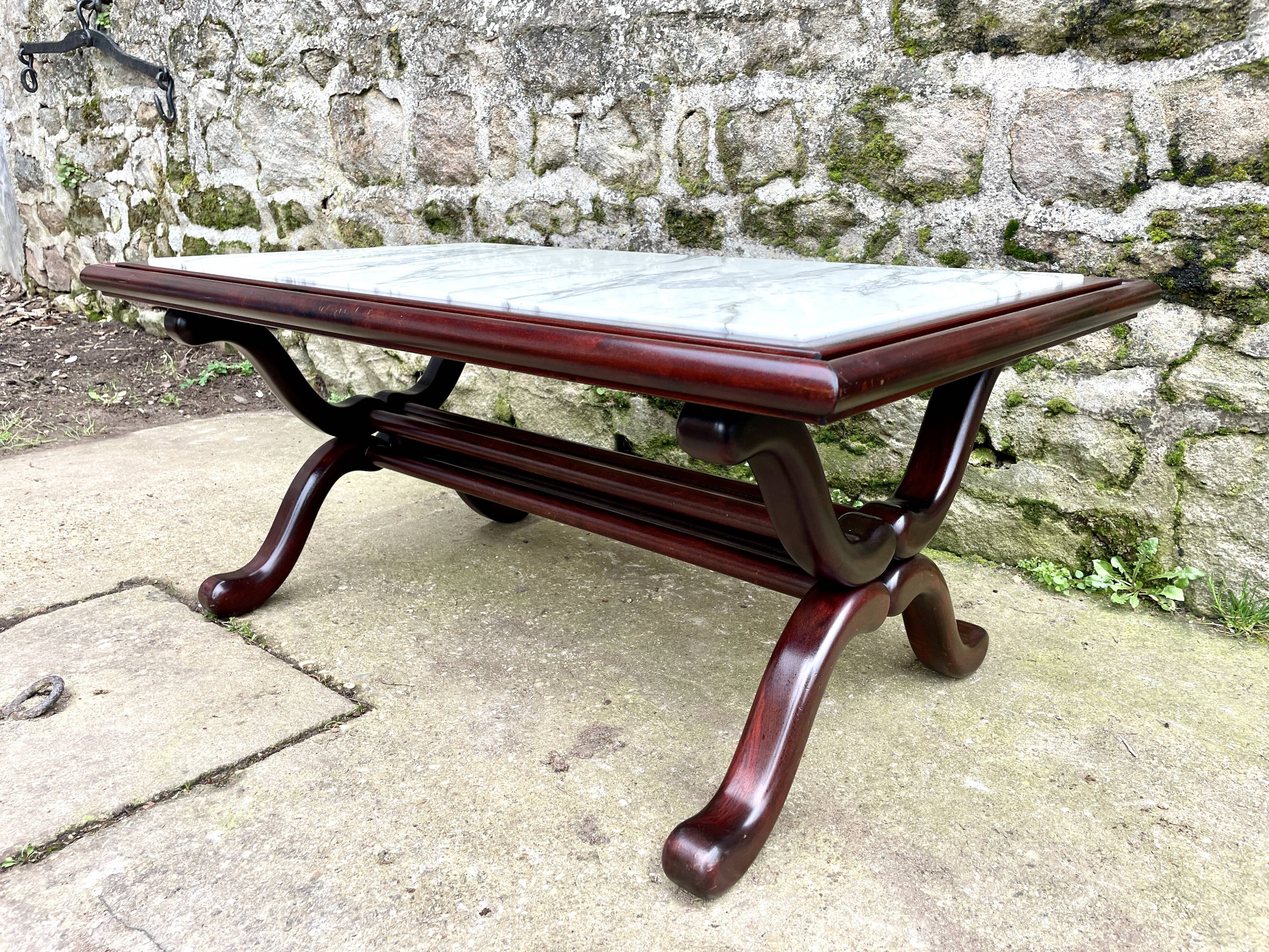 Coffee table in white marble and mahogany wood