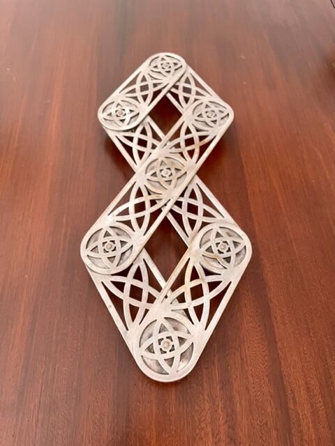 Art nouveau silver metal underside, retractable